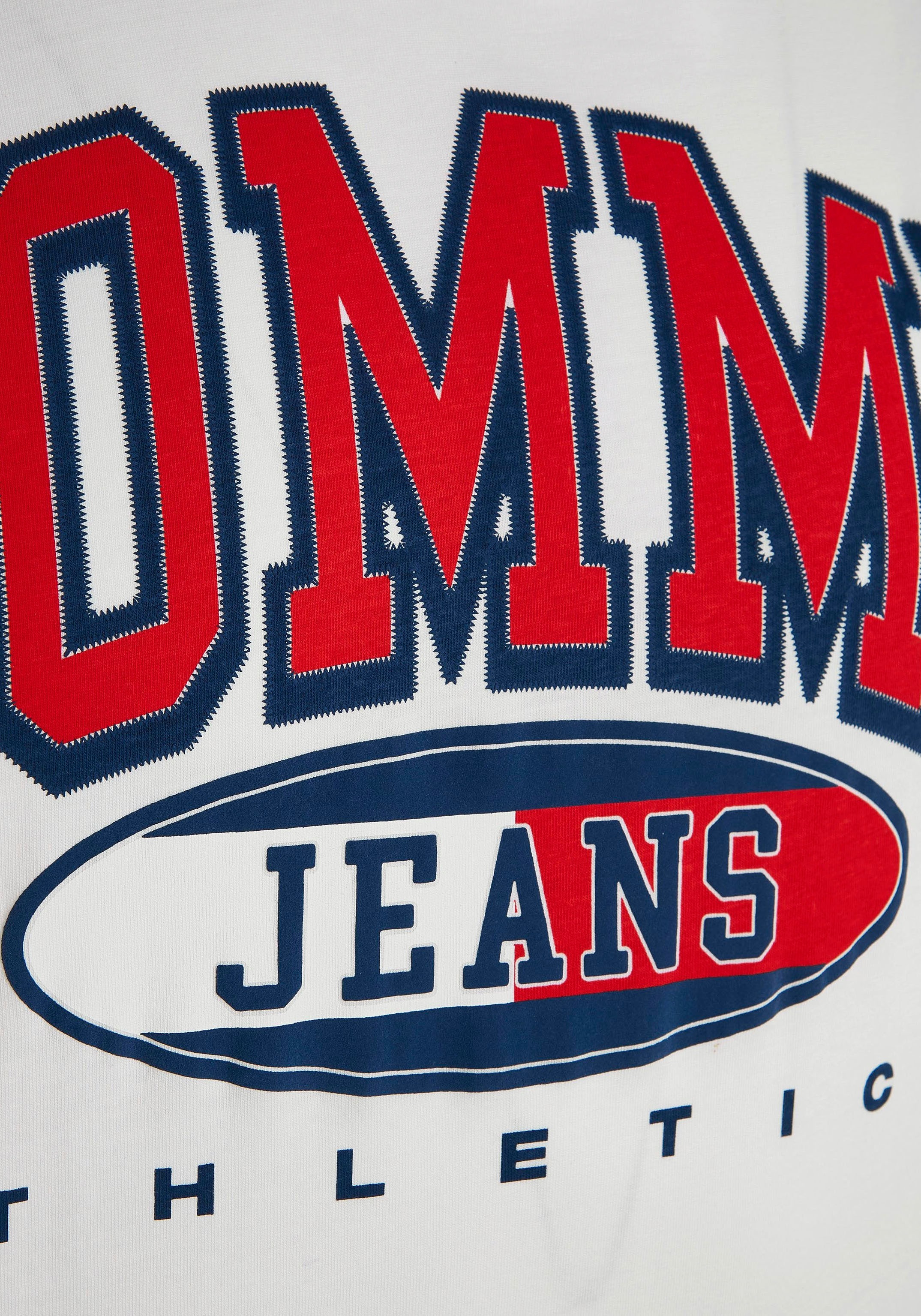 der ESSENTIAL Plus PLUS TEE«, Jeans OTTO GRAPHIC bei Brust Tommy Print auf mit bestellen »TJM online T-Shirt