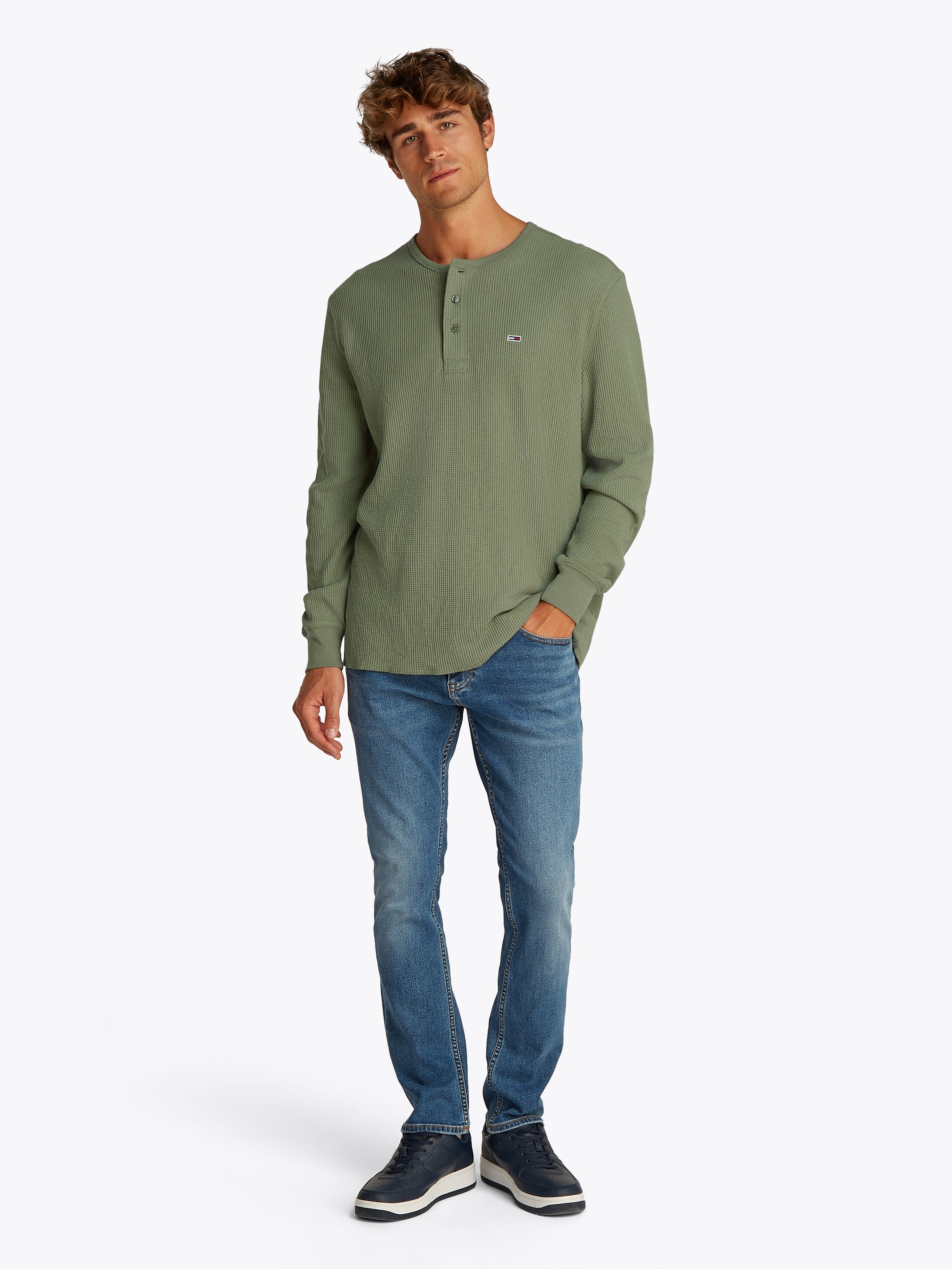 Tommy Jeans Henleyshirt »TJM REG WAFFLE HENLEY LS TEE«, mit leichter Struktur