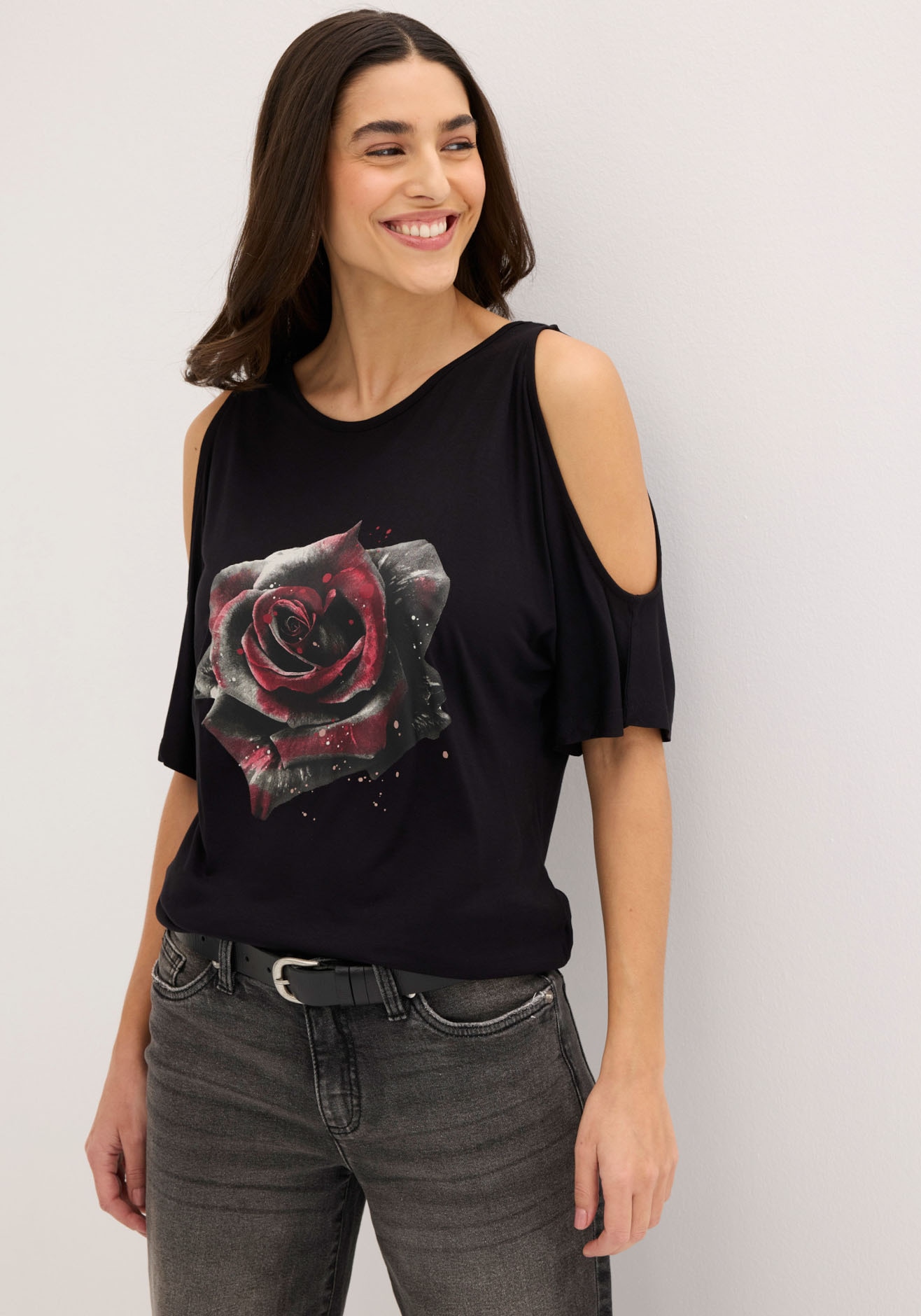 bonprix T-Shirt »Cold-Shoulder-Shirt aus Viskose« Cold-Shoulder-Design, Halbarm, lässige Passform, mit Blumen-Print