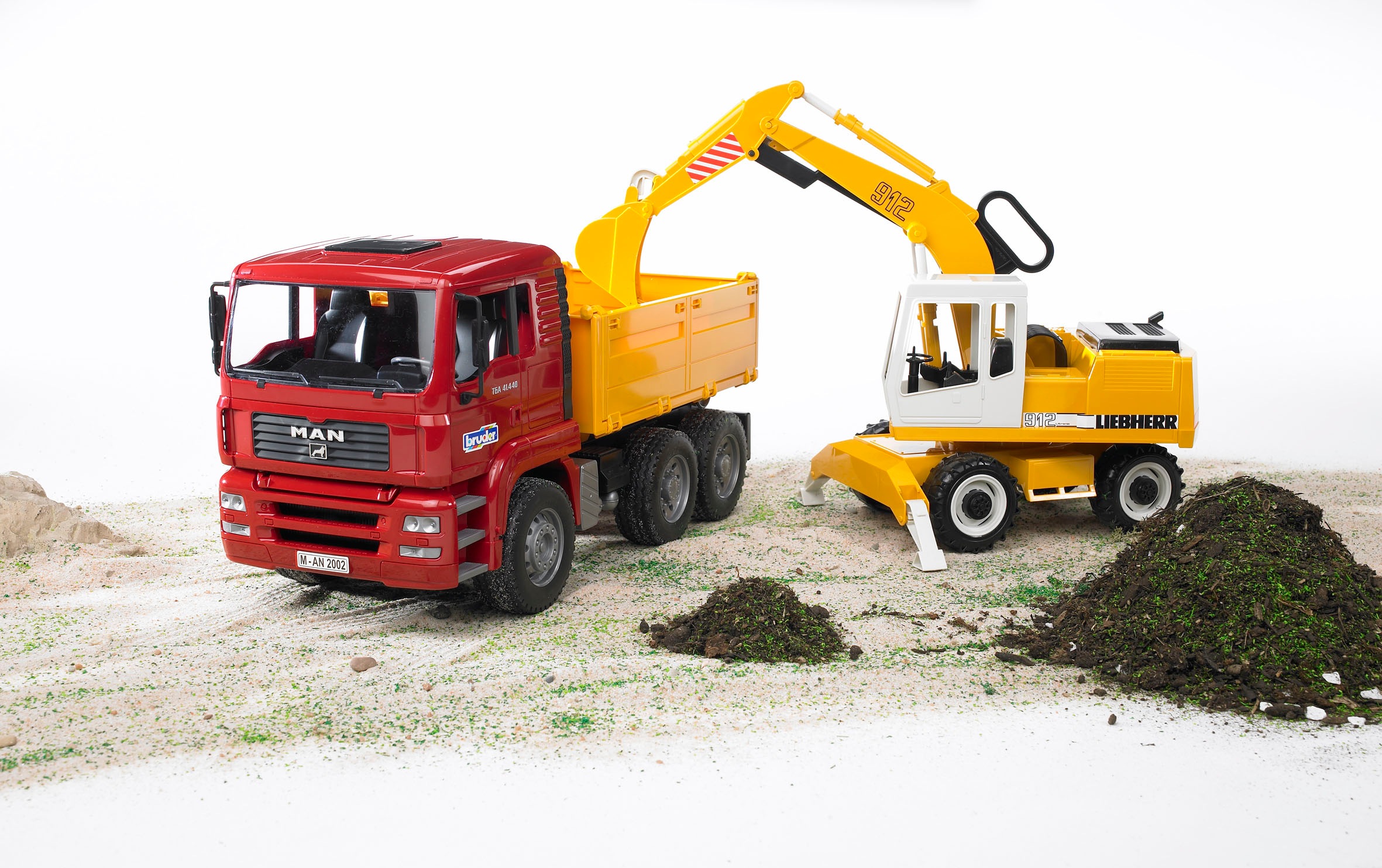 Bruder® Spielzeug-Kipper »MAN TGA Kipper mit Bagger 39 cm (02751)« Made in Europe