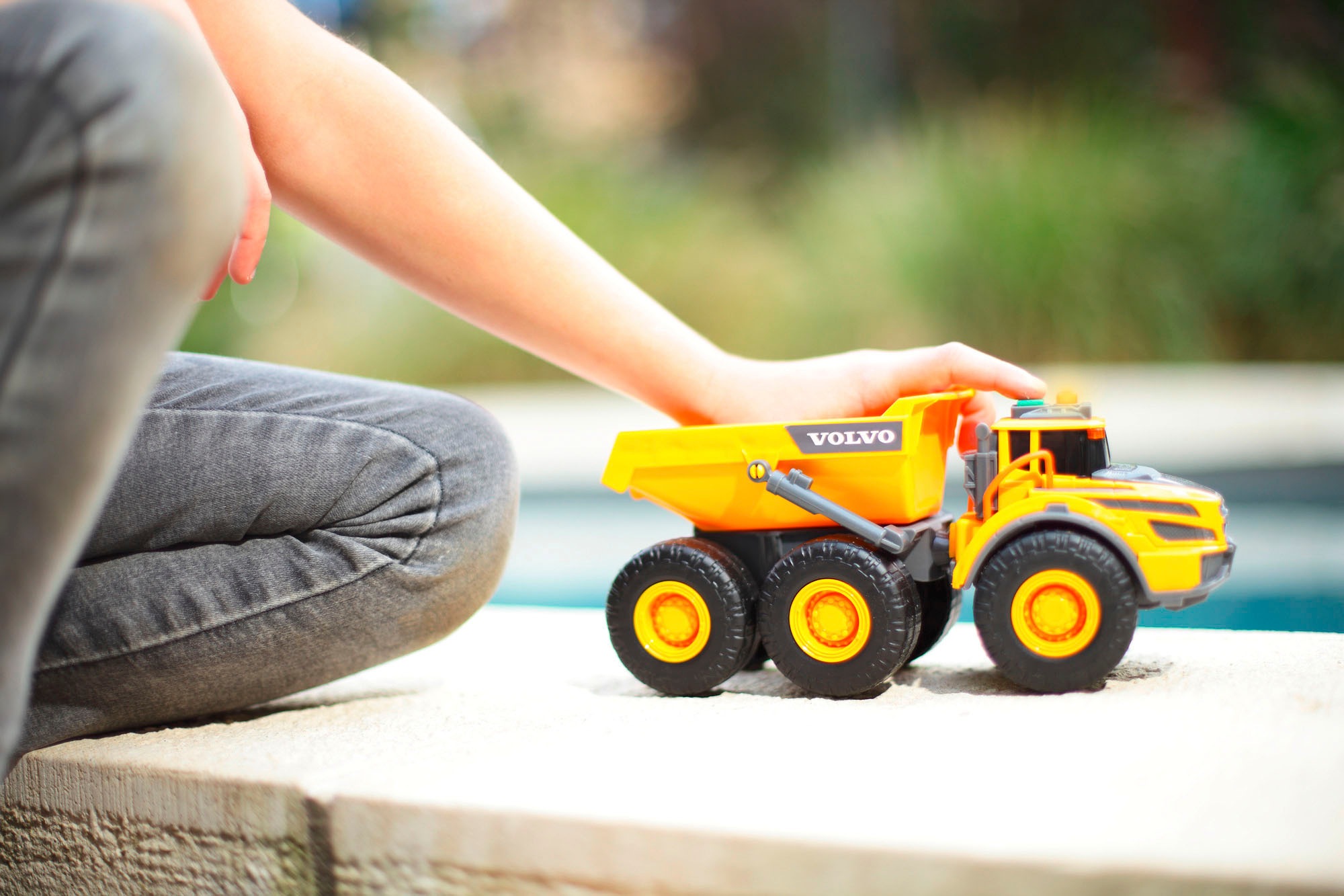 Dickie Toys Spielzeug-Baumaschine »Volvo Articulated Hauler«, mit Licht & Sound