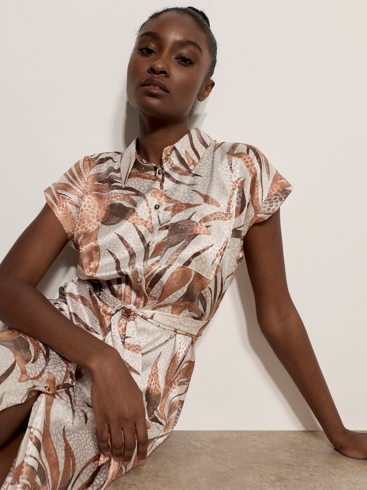 Apricot Midikleid »Satinkleid« mit Bindeband,  Brusttasche mit Blattmuster und Bindeband