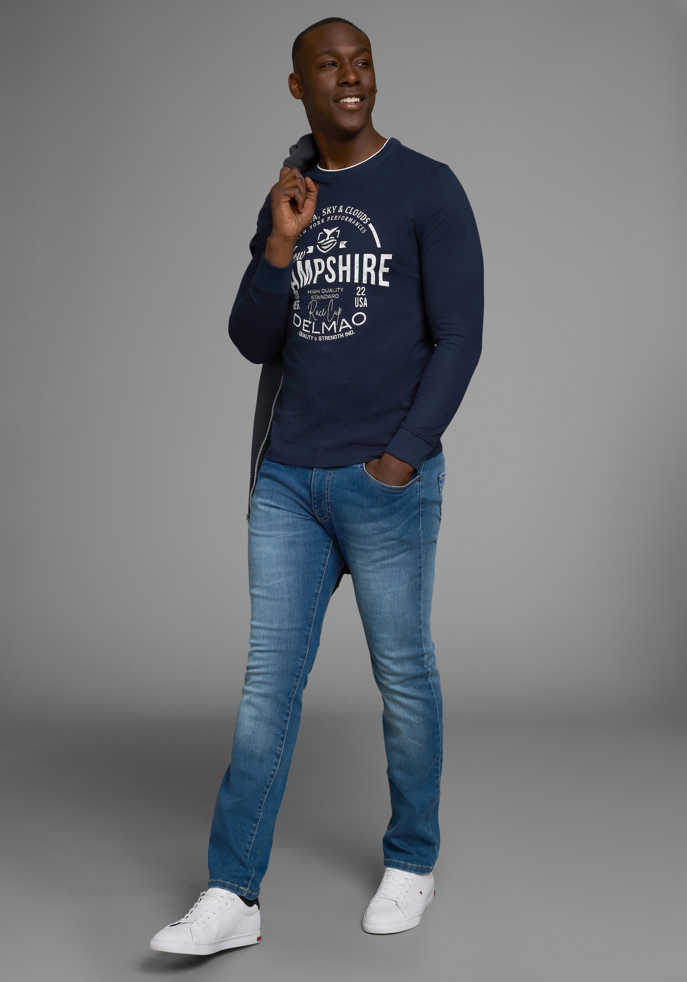 DELMAO Langarmshirt, mit modernem Print - NEUE KOLLEKTION
