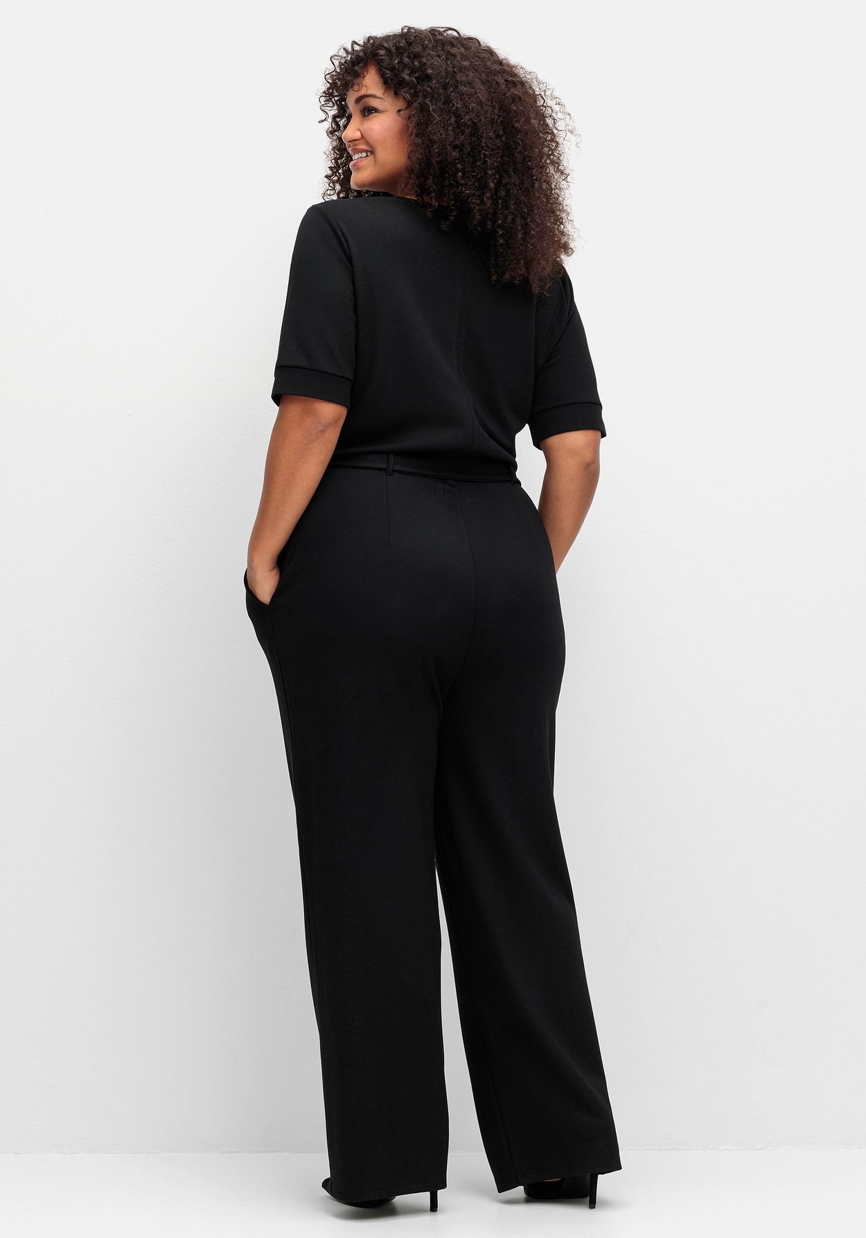 Sheego Jumpsuit »Jumpsuit mit Bindegürtel und weitem Bein«