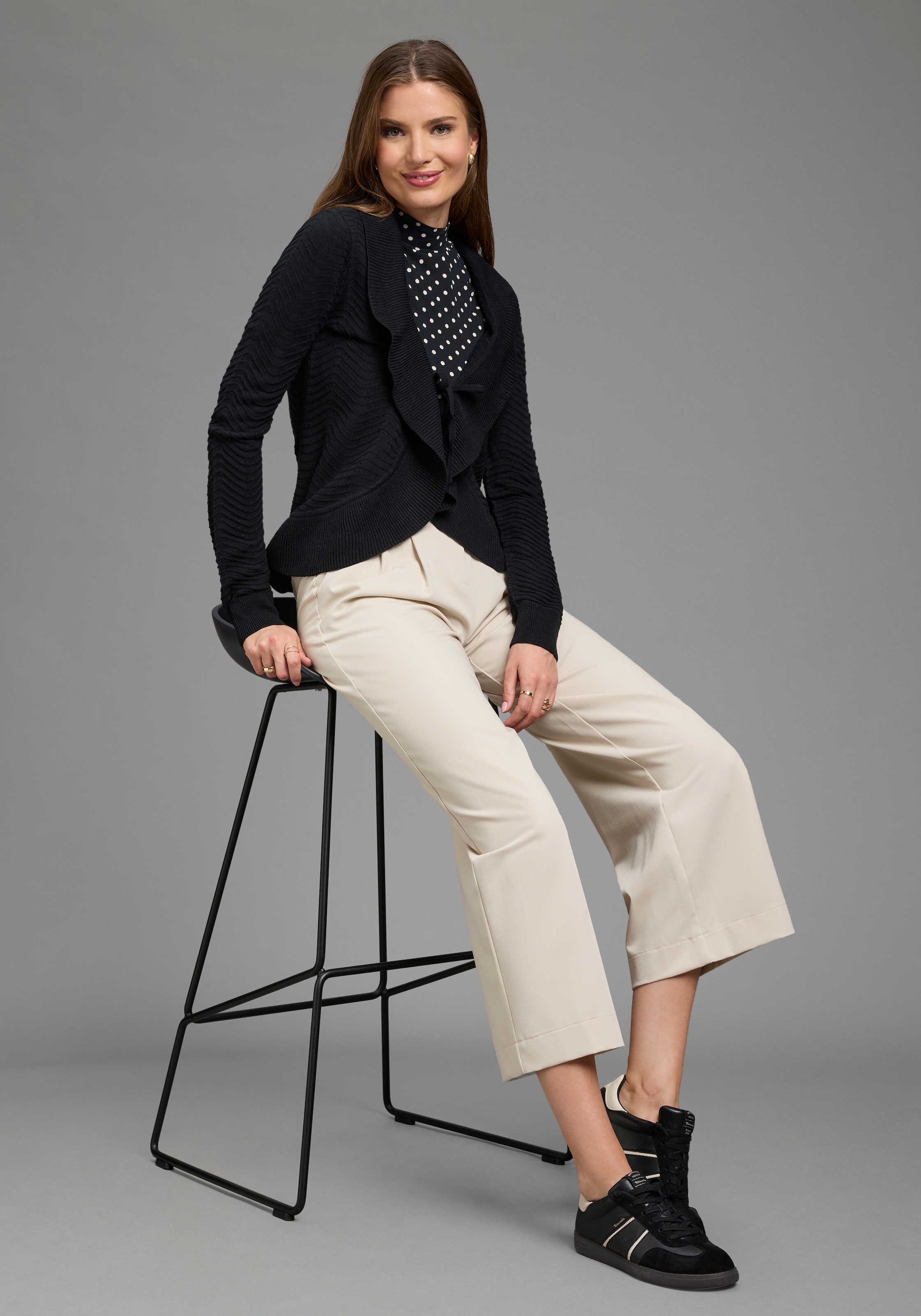 Laura Scott Ajourstrickjacke »mit Ajourstrickmuster« aus leichtem Strick mit Volants und Bindeband