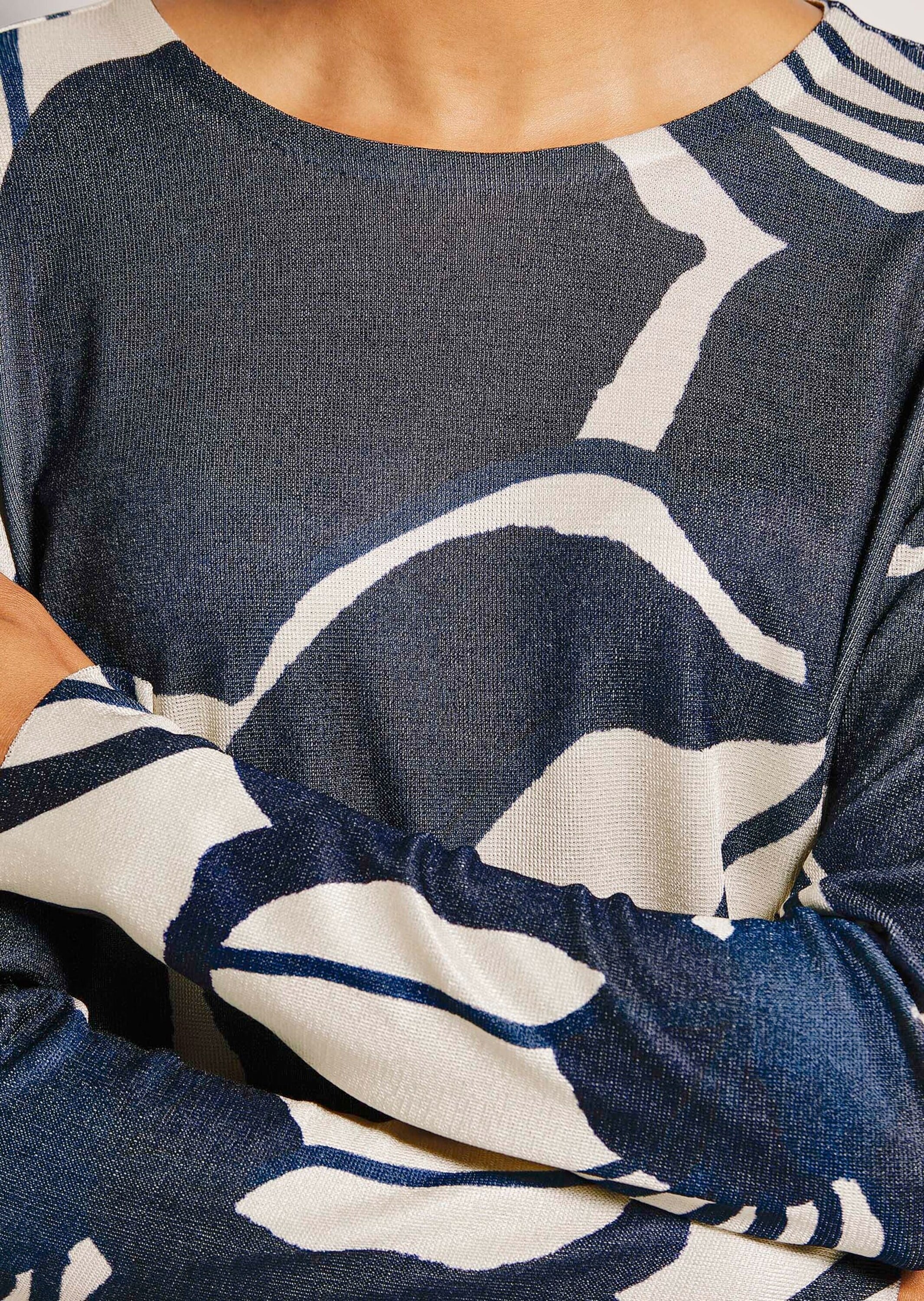 MADELEINE Longpullover »Pullover Kurzer Rundhals-Pullover mit Unikat-Print«