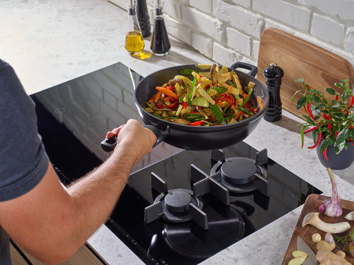 Fissler Wok »Ceratal® Orbit Black« Aluminium 1 Stk. tlg. gesünderes Kochen mit Antihaft-Effekt, hergestellt ohne PFAS/PTFE