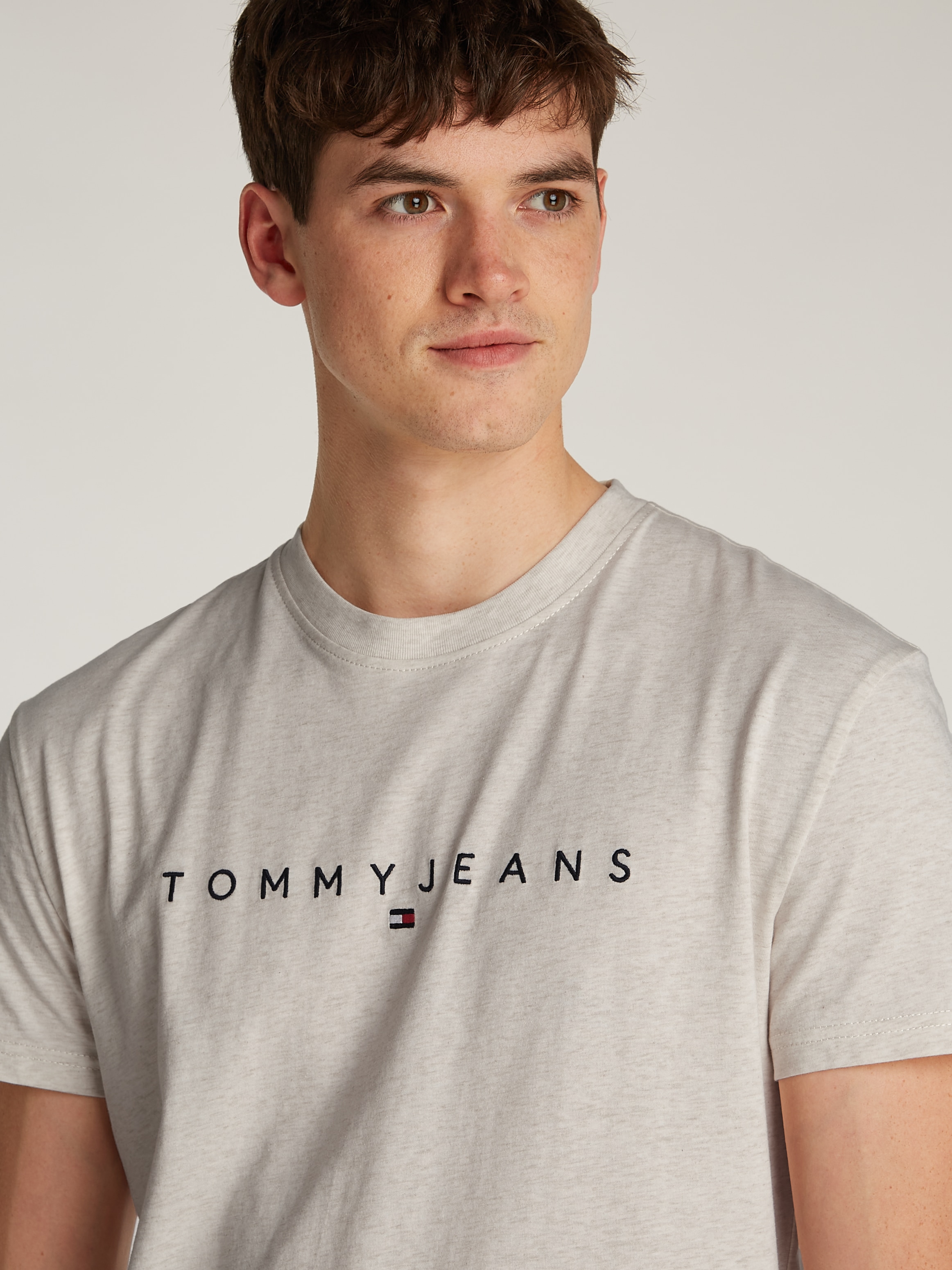 Tommy Jeans Plus Rundhalsshirt »TJM REG LINEAR LOGO TEE EXT«, in Große Größen, Logodruck und Stickerei