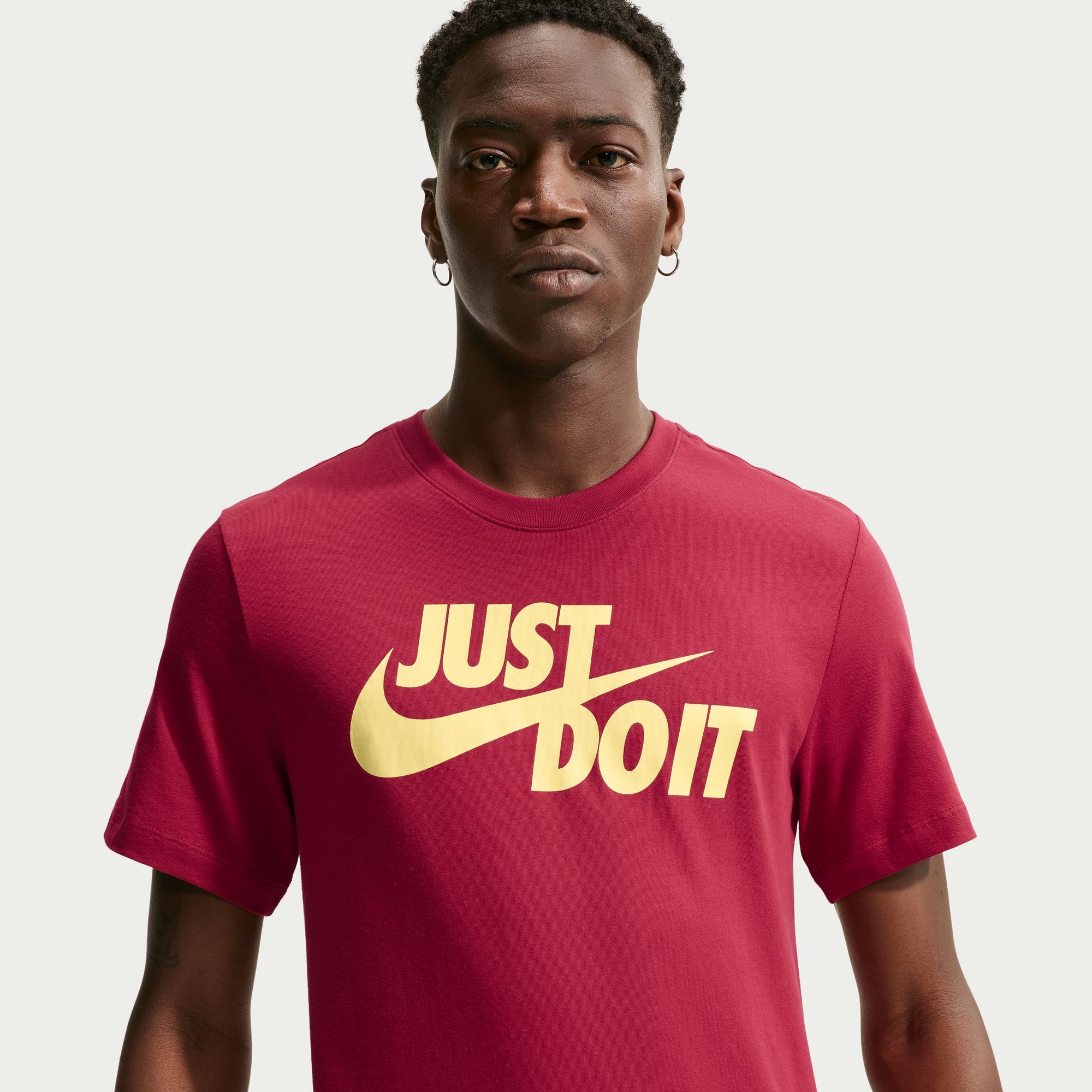 Nike Sportswear T-Shirt »M NSW TEE JUST DO IT SWOOSH« mit Logodruck auf der Brust, Kurzarm-Design, aus Jersey-Material