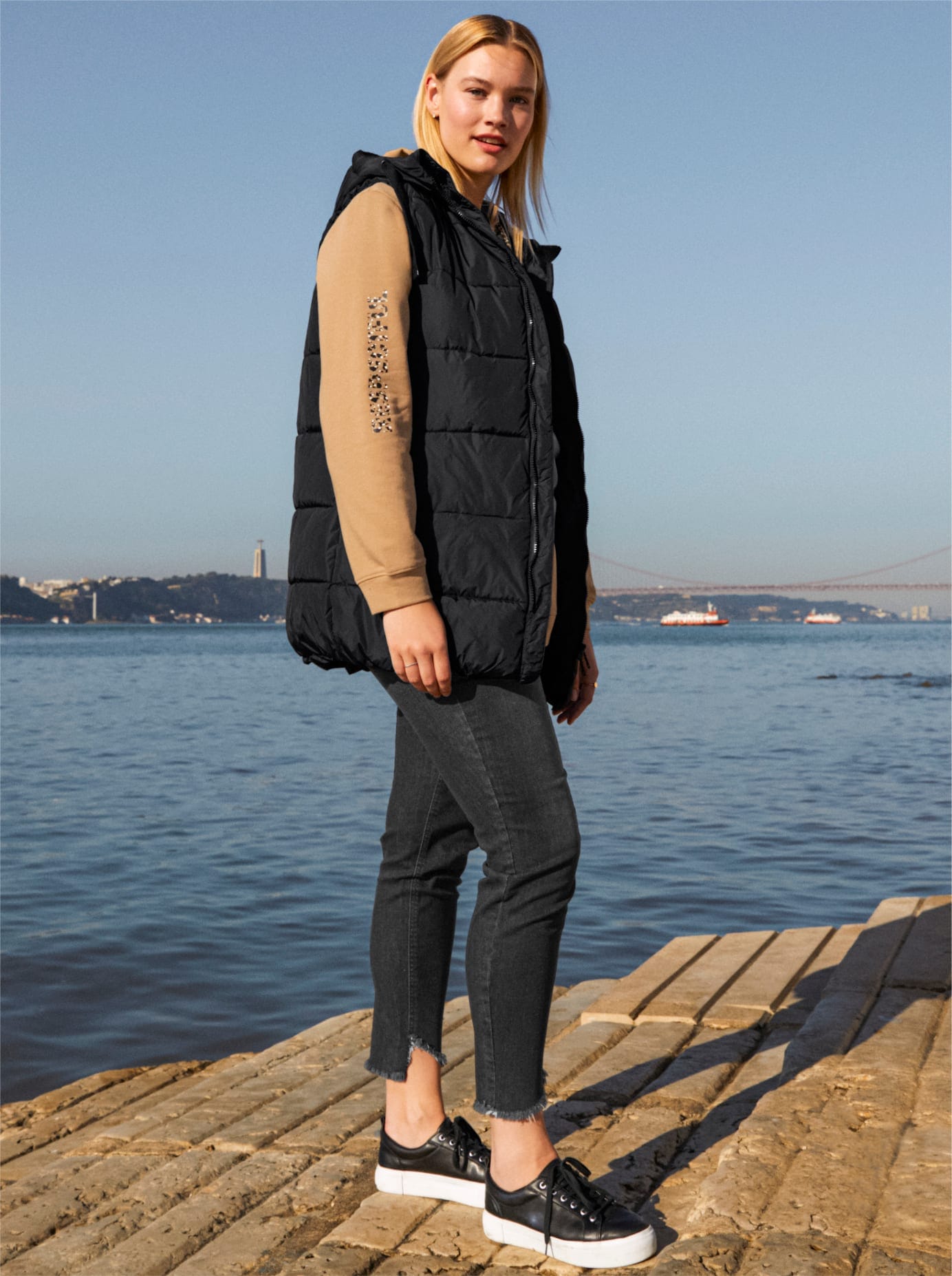 Sheego Damen Steppweste in schwarz, Größe 46