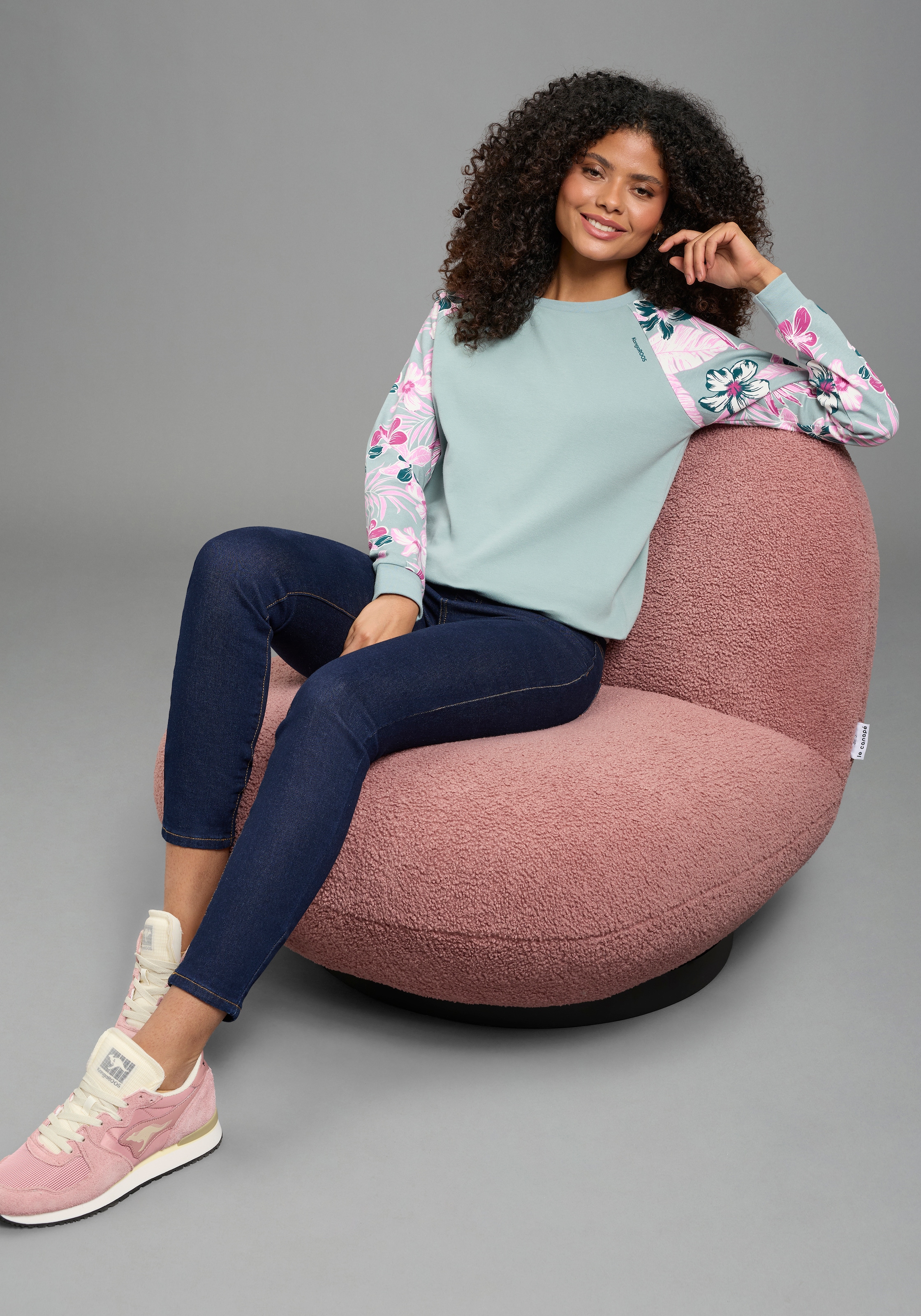 KangaROOS Sweatshirt , Ärmel mit Blumendruck

