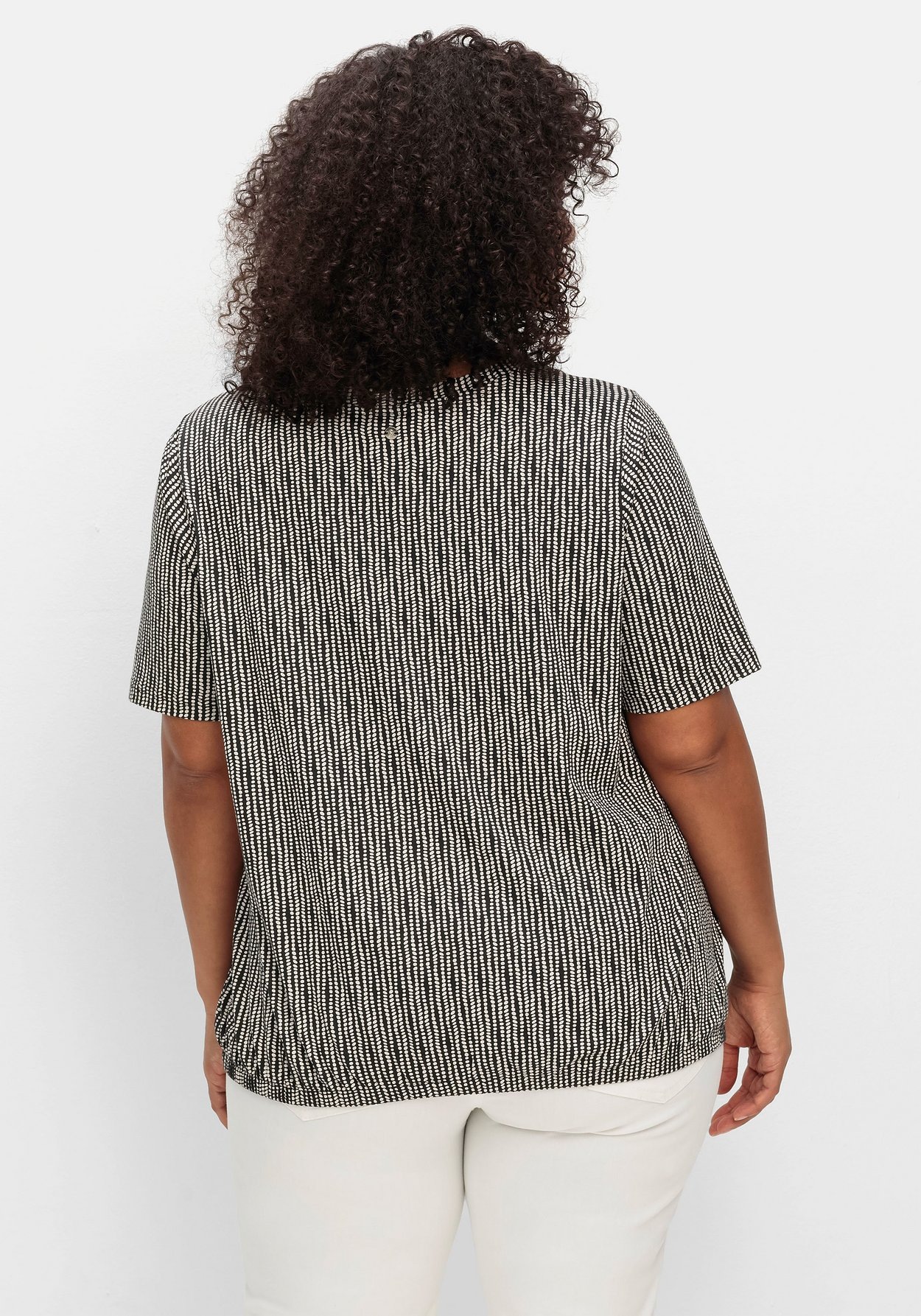 Sheego Rundhalsshirt »Shirt mit Minimal-Druck und Gummizugbund«, mit Minimal-Druck und Gummizugbund