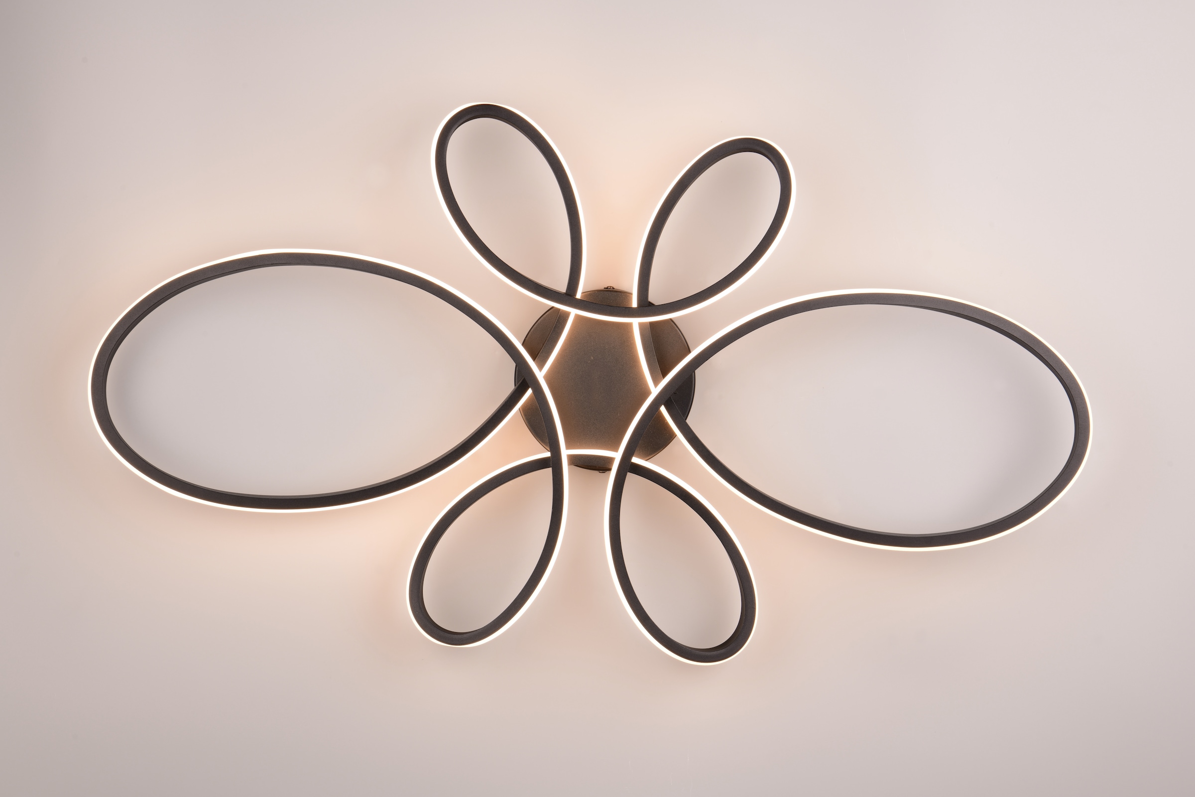 TRIO Leuchten LED Deckenleuchte »FLY, Deckenlampe LED 32W 3900 Lumen warmweiß 3000K 3-Stufen dimmbar« LED-Board 1 Stk. Warmweiß Maße 83x45 cm, LED Band Schleife Deckenlampe Schlafzimmer Wohnzimmer