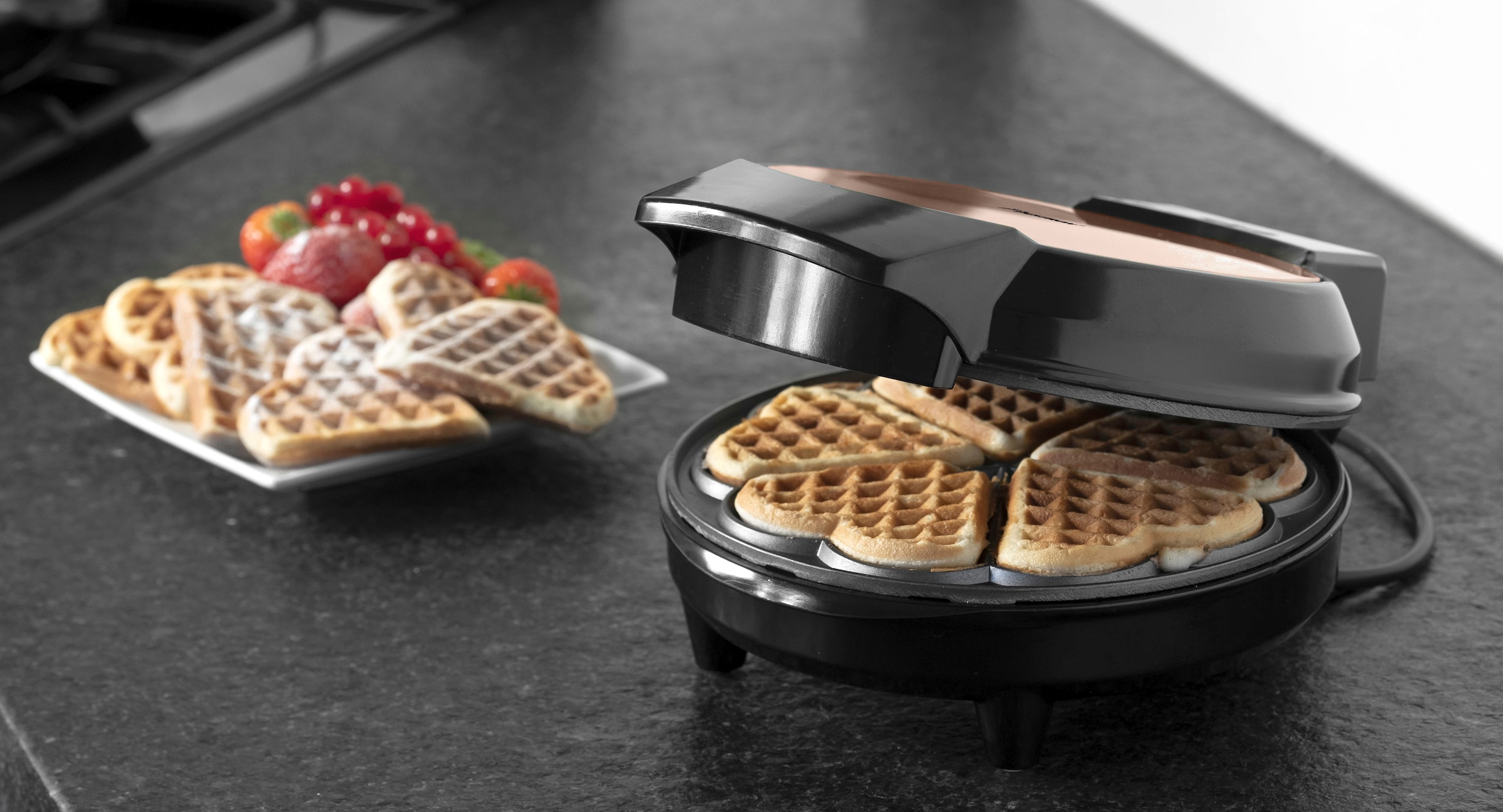 bestron Waffeleisen »AWM700CO«, 700 W, Waffelautomat mit Antihaftbeschichtung für Waffeln in Herzform