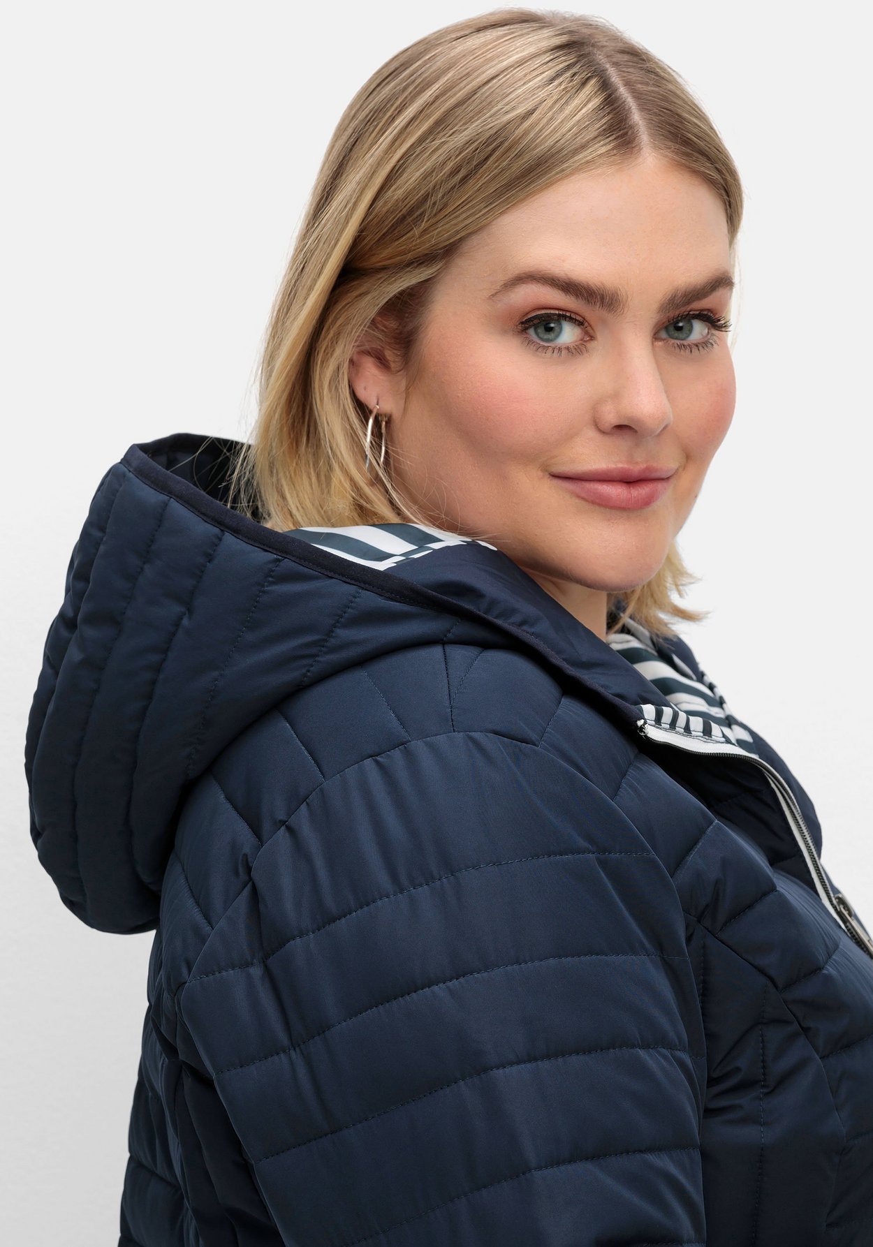 Sheego Steppjacke »Longsteppjacke leicht wattiert, mit Kapuze«, mit Kapuze, leicht wattiert, mit Kapuze