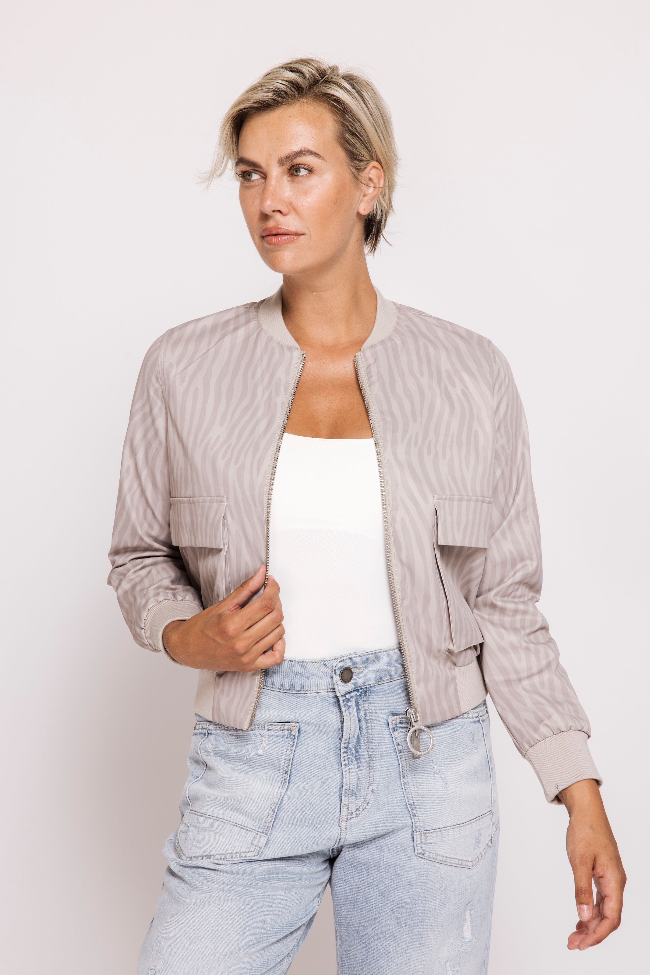 Zhrill Jeansblazer »ZHJULIE Animal Print« Kurzer Blouson mit Animal-Muster