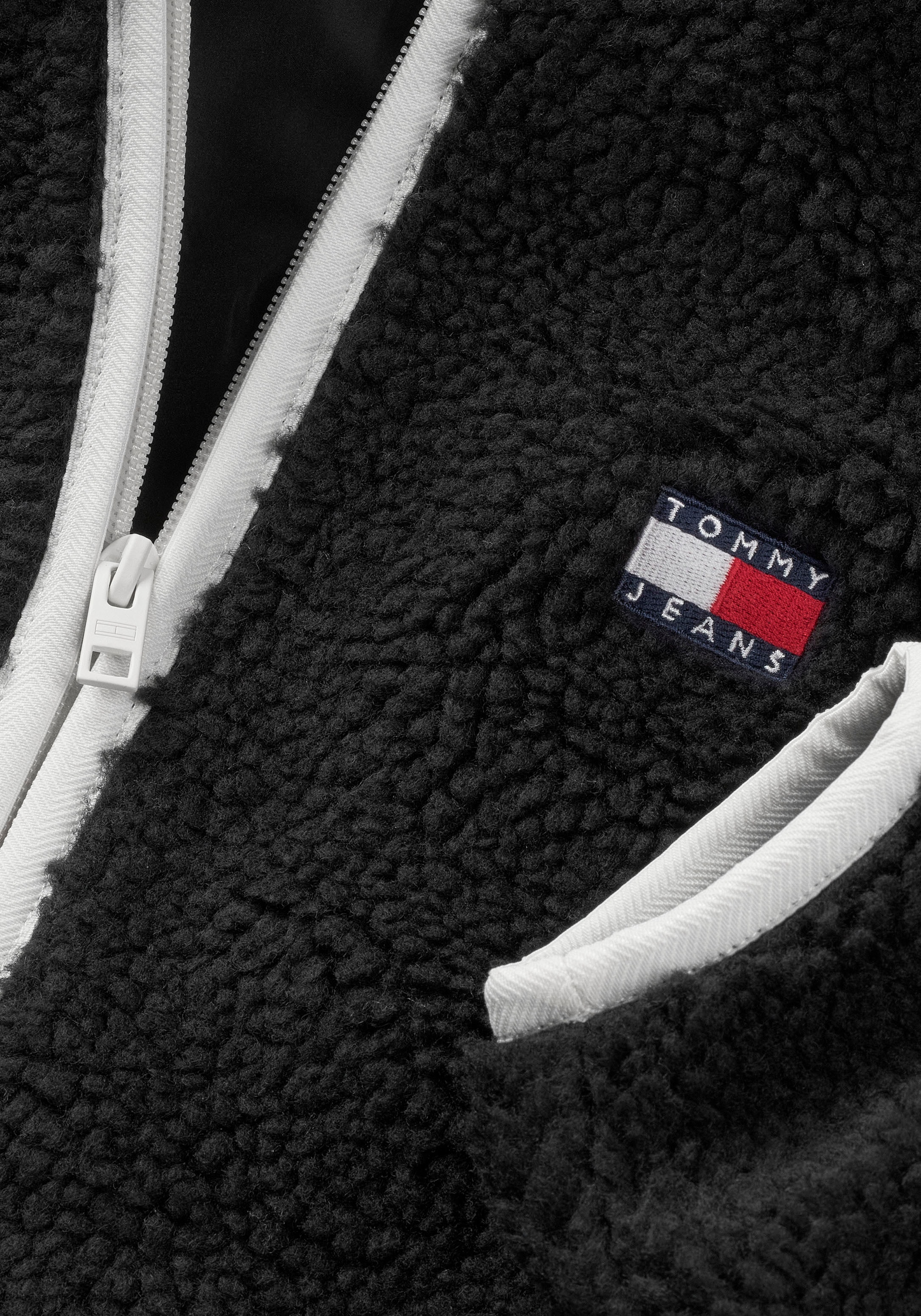 Tommy Jeans Plüschjacke »TJM REG BADGE TEDDY ZIP TRU EXT«, mit Kapuze, Freizeitjacke, Übergangsjacke, Teddyjacke mit Logopatch