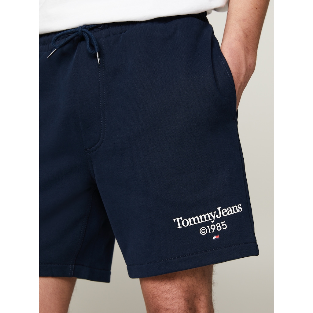 Tommy Jeans Plus Sweatshorts »TJM ENTRY GRAPHIC SHORT EXT«, Große Größen