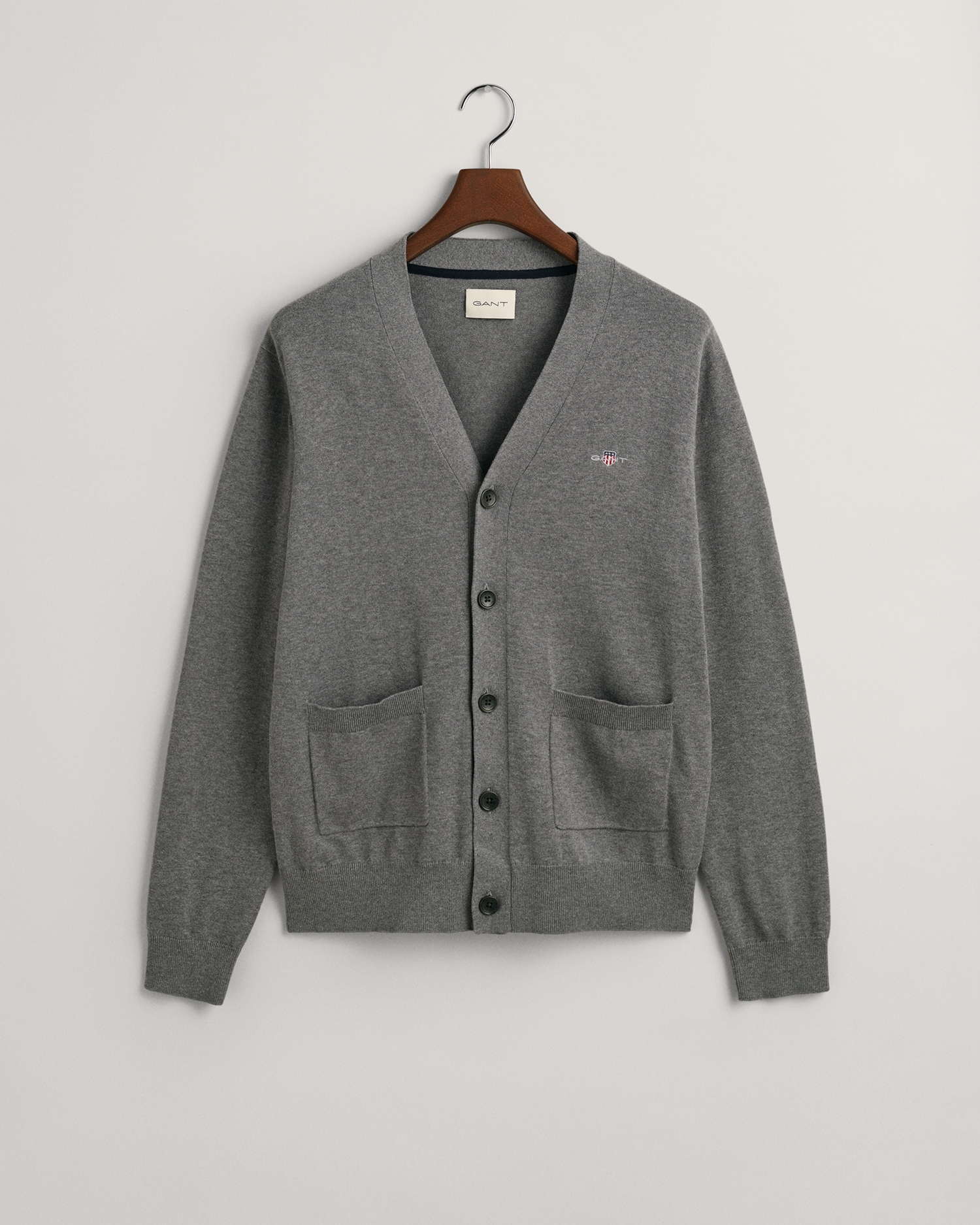 Gant Strickjacke »CLASSIC COTTON V-CARDIGAN«, Grafische GANT-Stickerei auf der Brust