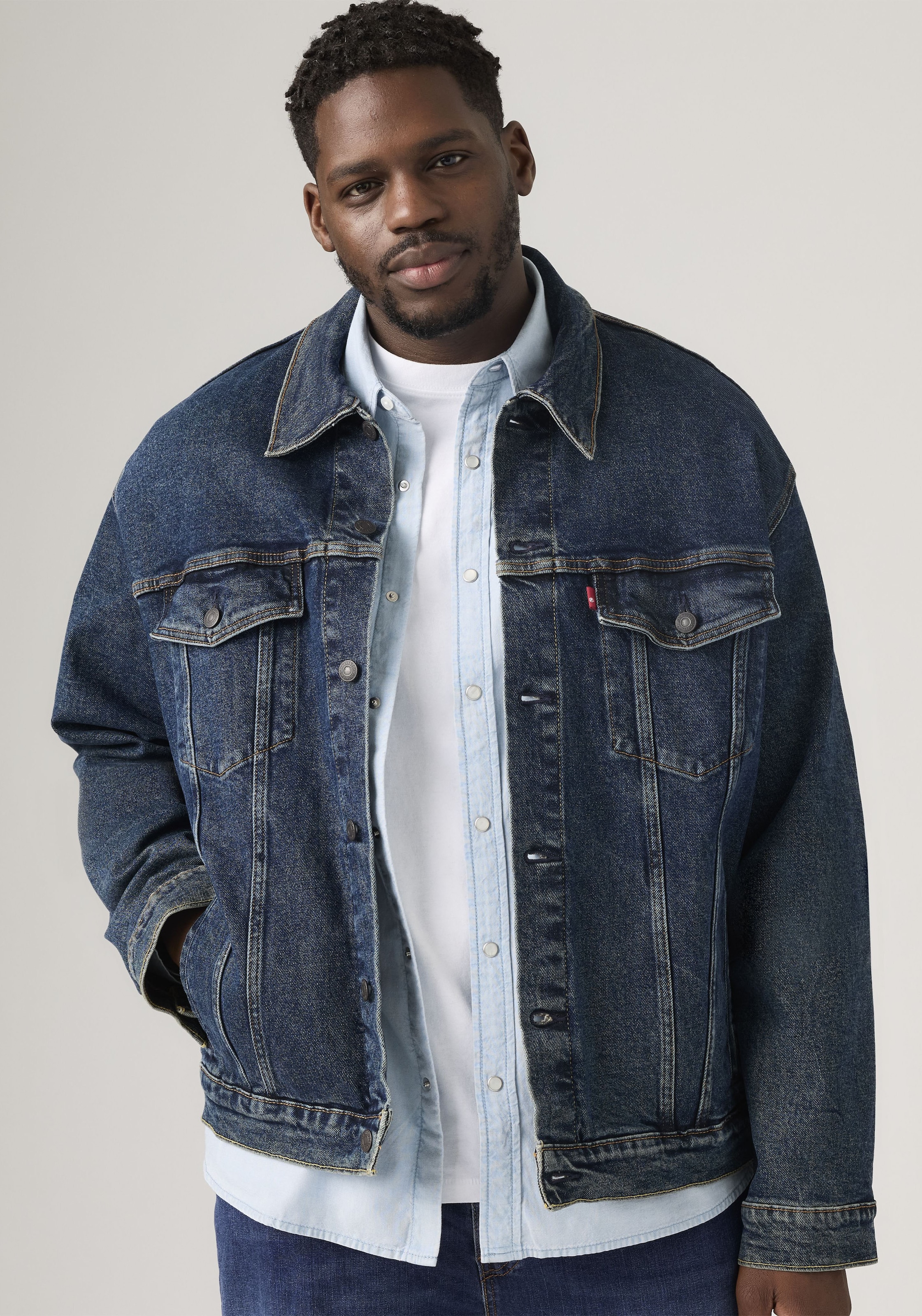 Levi's® Plus Jeansjacke »BIG TRUCKER« ohne Kapuze mit Knopfleiste und Brusttaschen