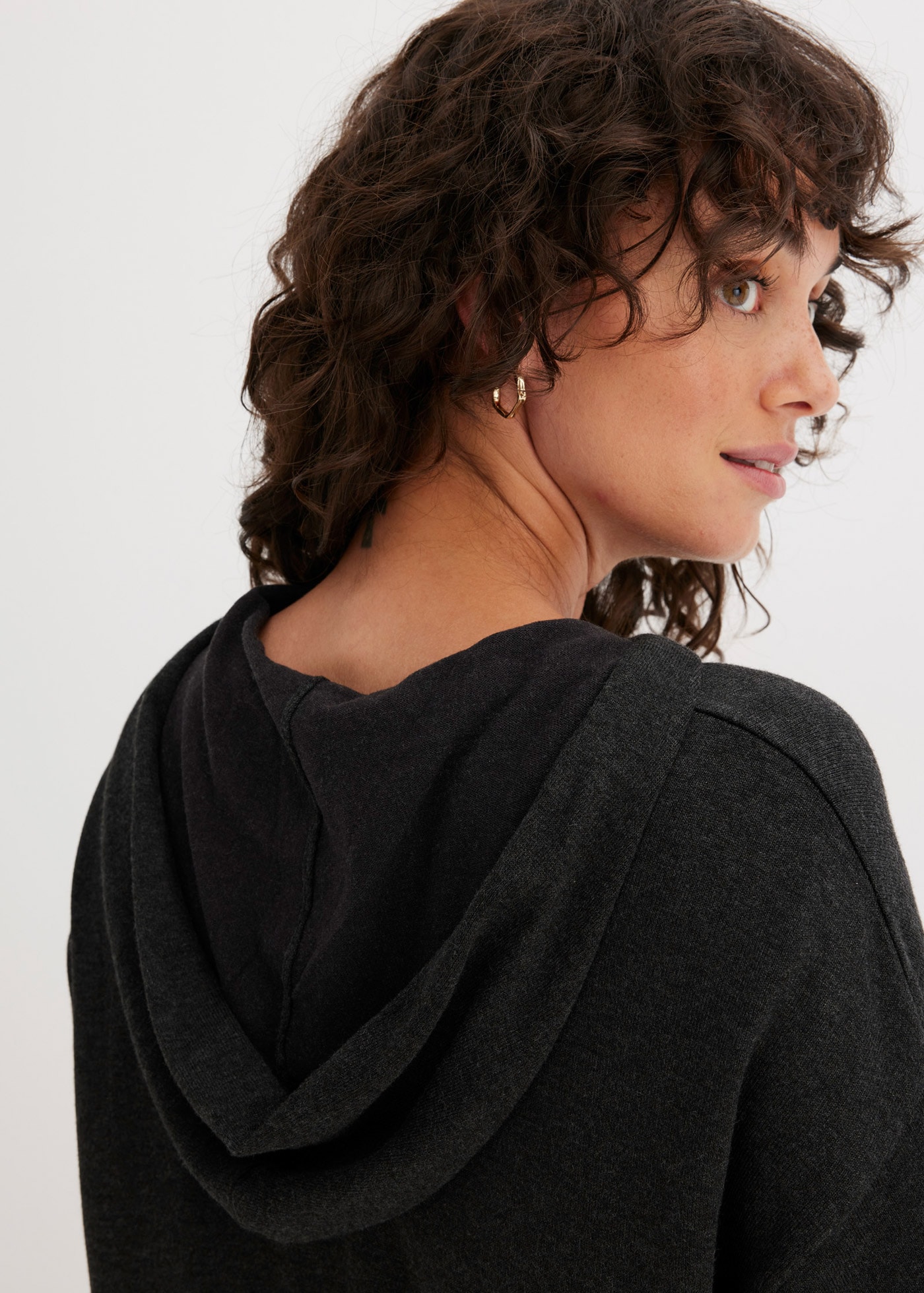 bonprix Strickpullover aus Viskosemischung, mit Kapuze, mit Kängurutasche