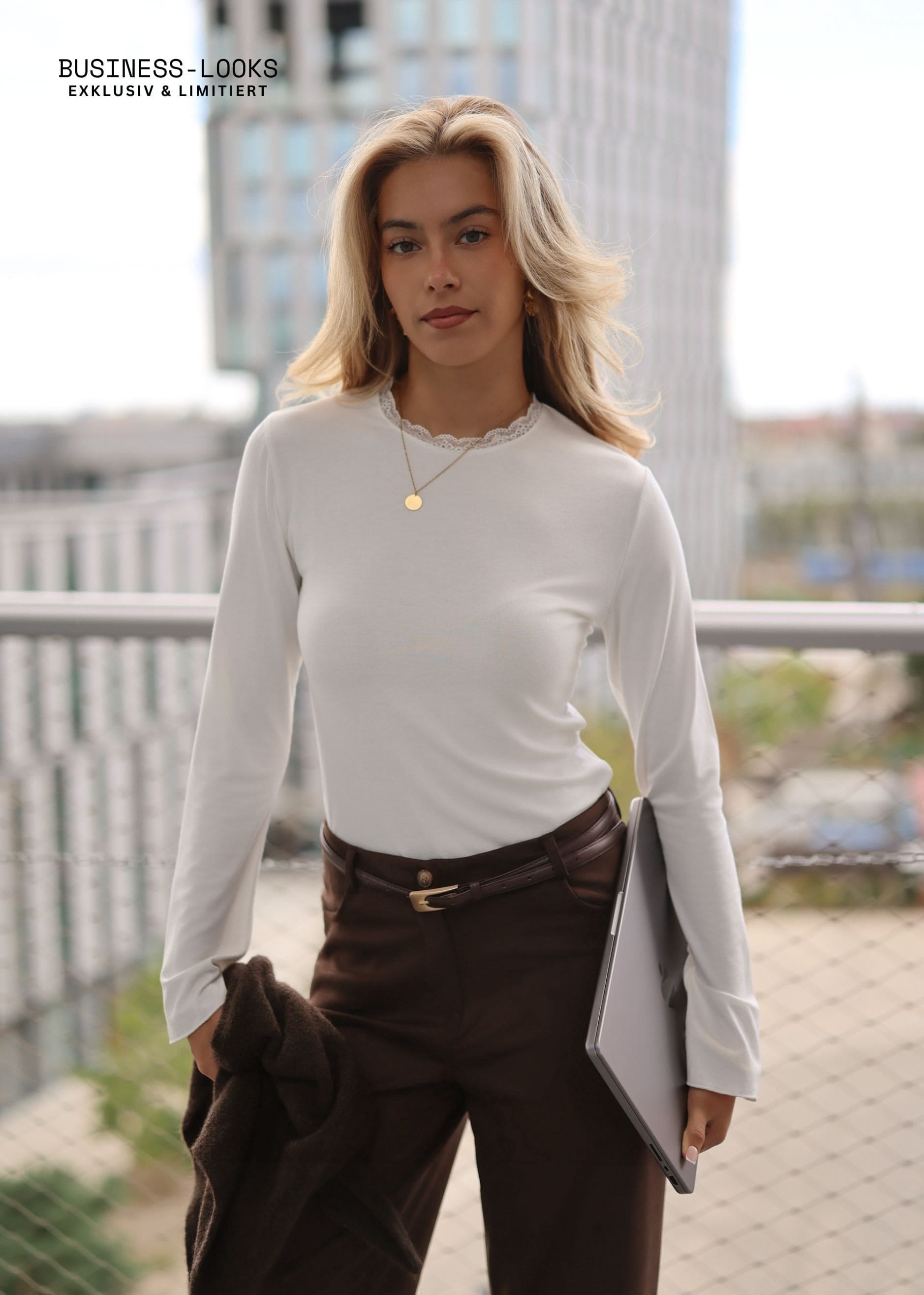 SASSYCLASSY Langarmshirt »Langarmshirt mit Spitzeneinsatz« Oberteil mit Spitzeneinsatz in Offwhite