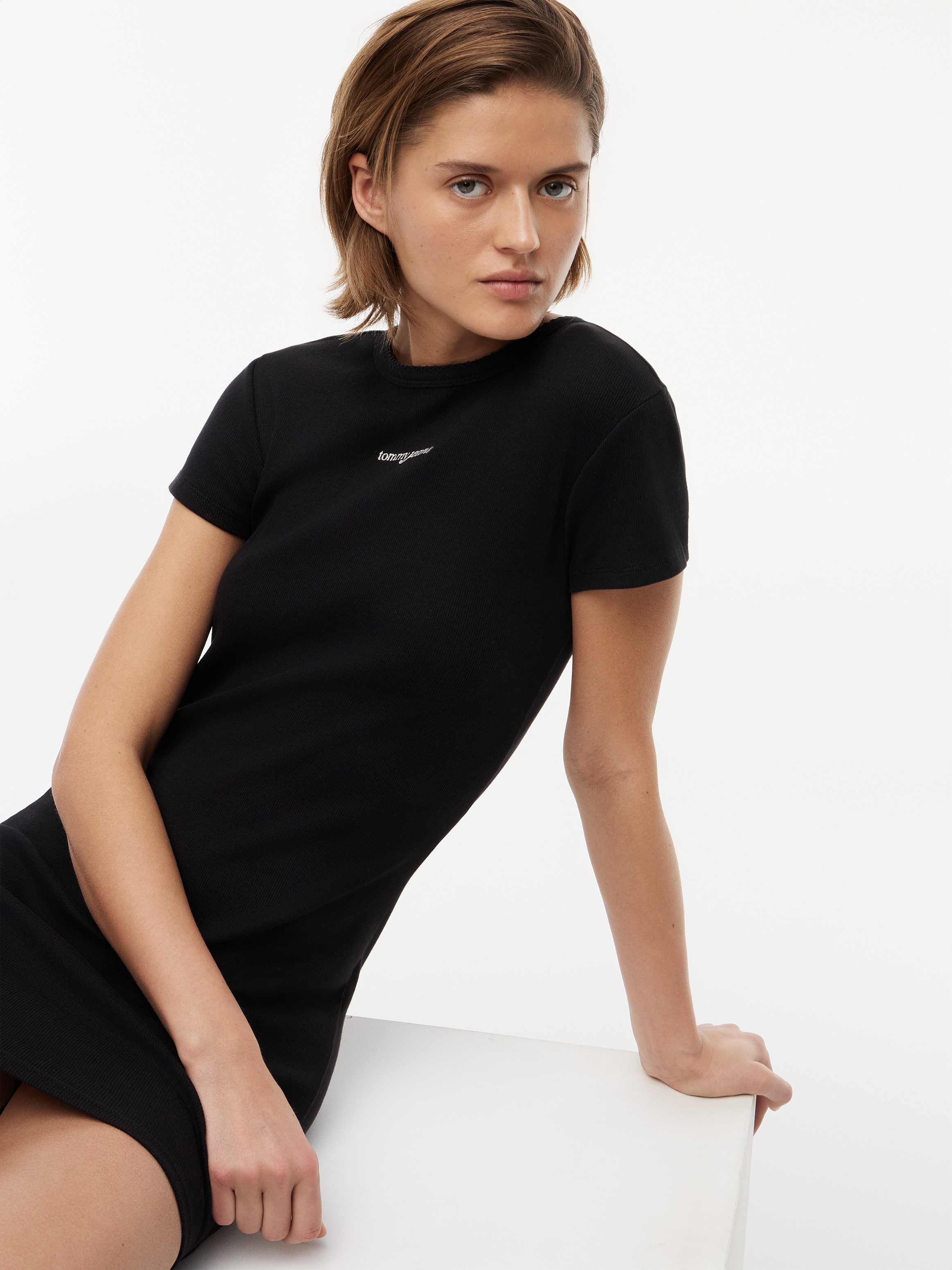 Tommy Jeans Minikleid »TJW SCRIPT MINI RIB DRESS« Baumwollmischung,  figurbetont, in gerippter Struktur
