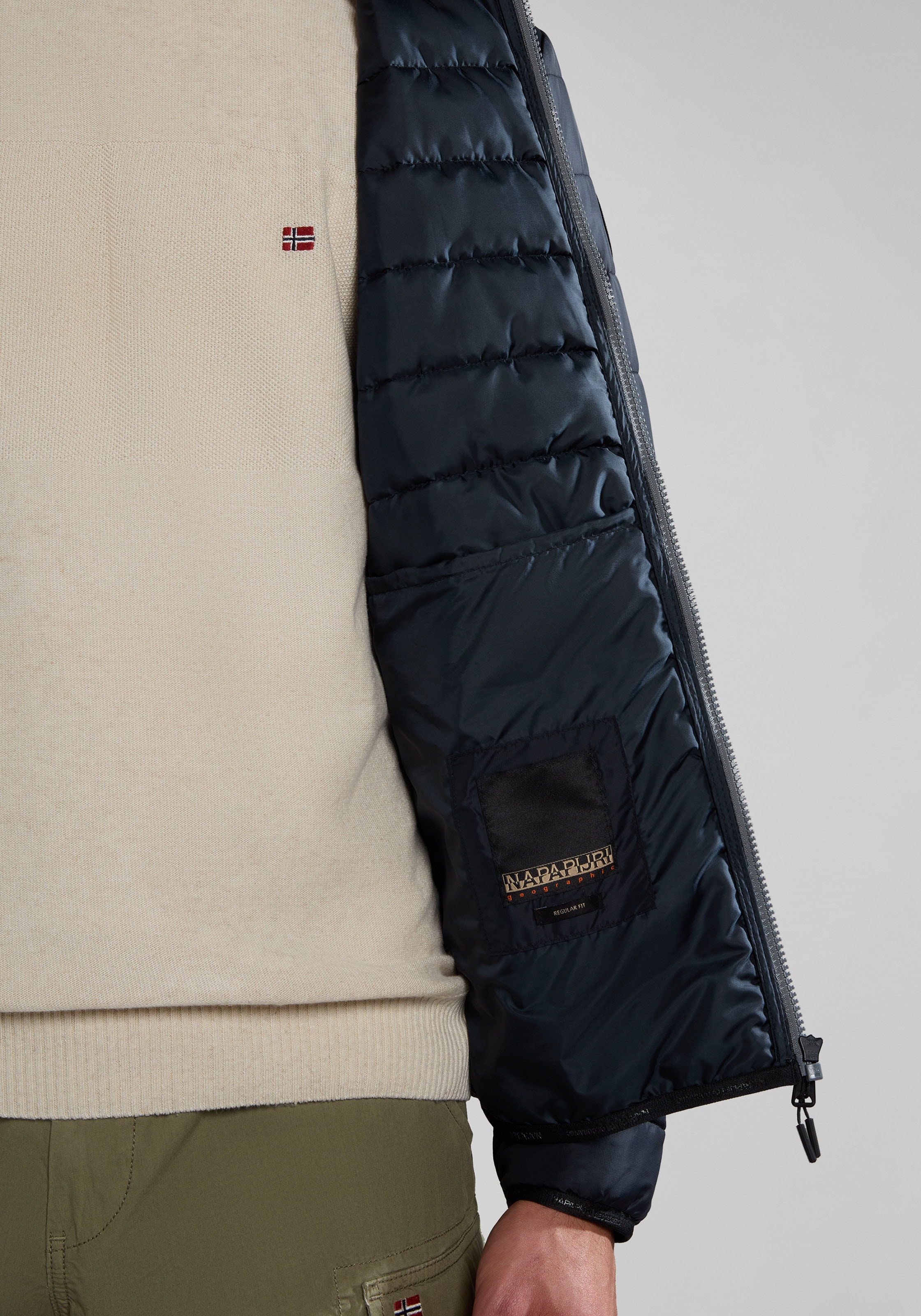 Napapijri Steppjacke, ohne Kapuze, Mit Markenlabel an der Seite und innen; mit Stehkragen