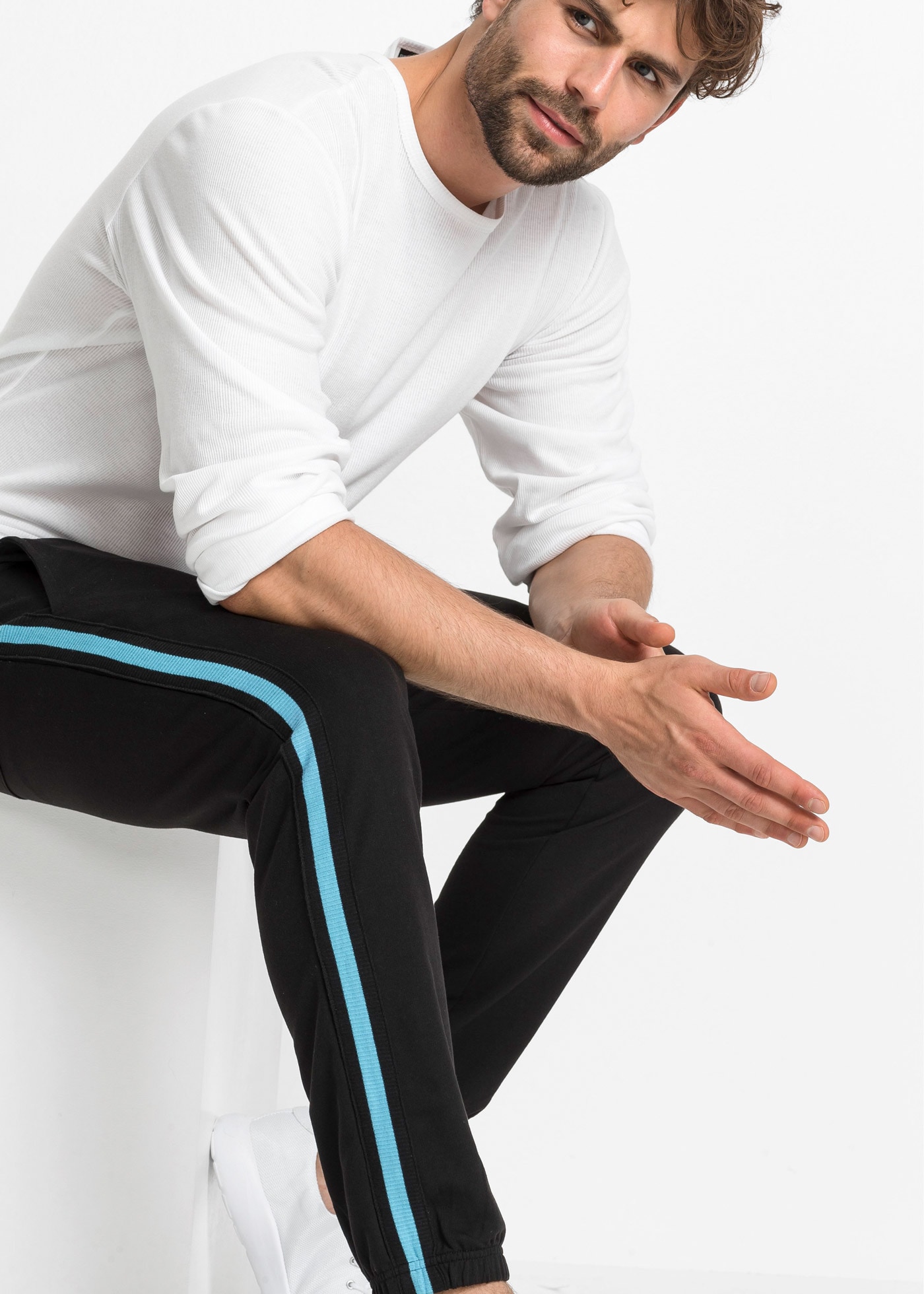 bonprix Jogginghose  aus Baumwolle und Polyester, mit vollelastischem Bund, Regular Fit