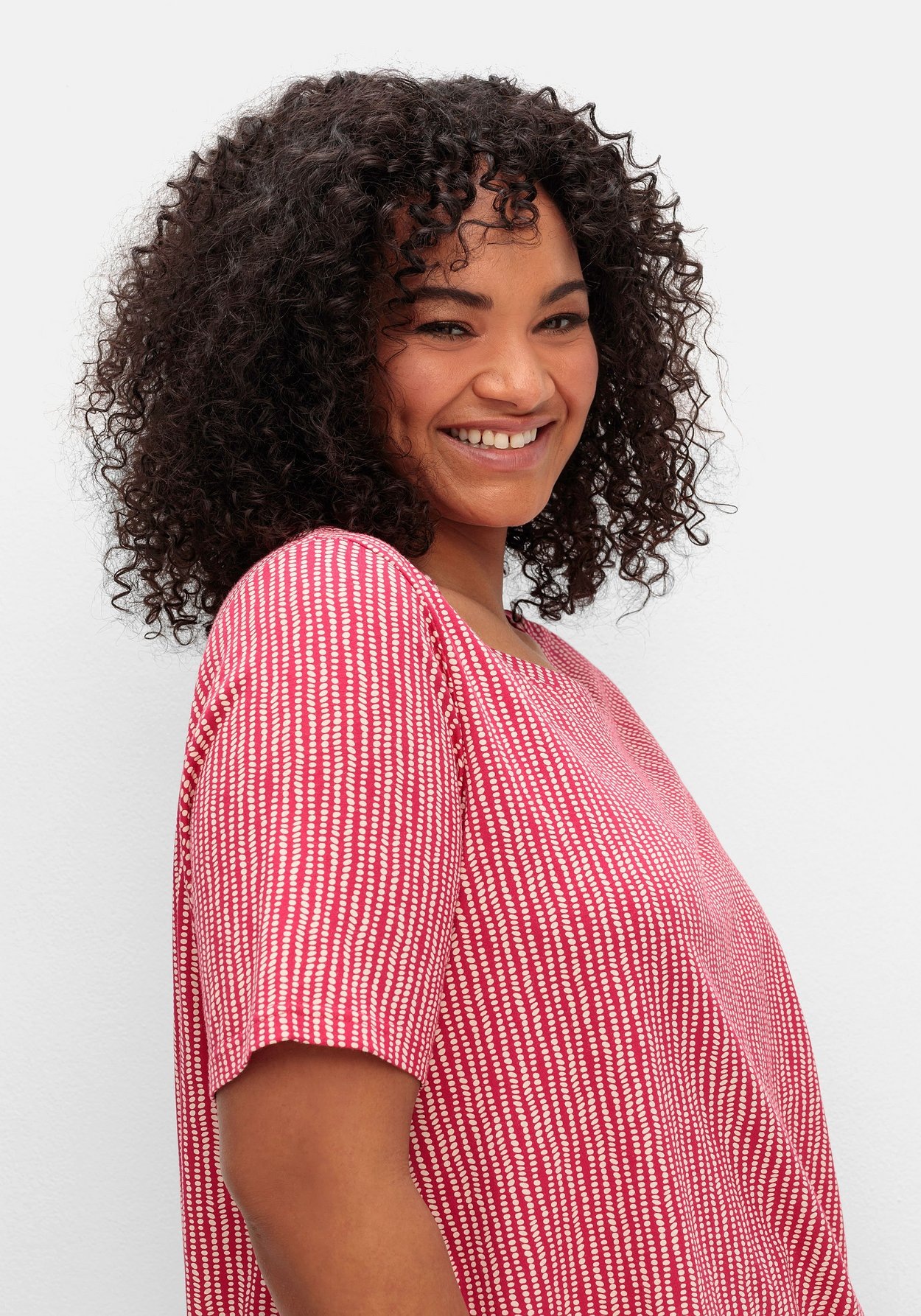 Sheego Rundhalsshirt »Shirt mit Minimal-Druck und Gummizugbund«, mit Minimal-Druck und Gummizugbund