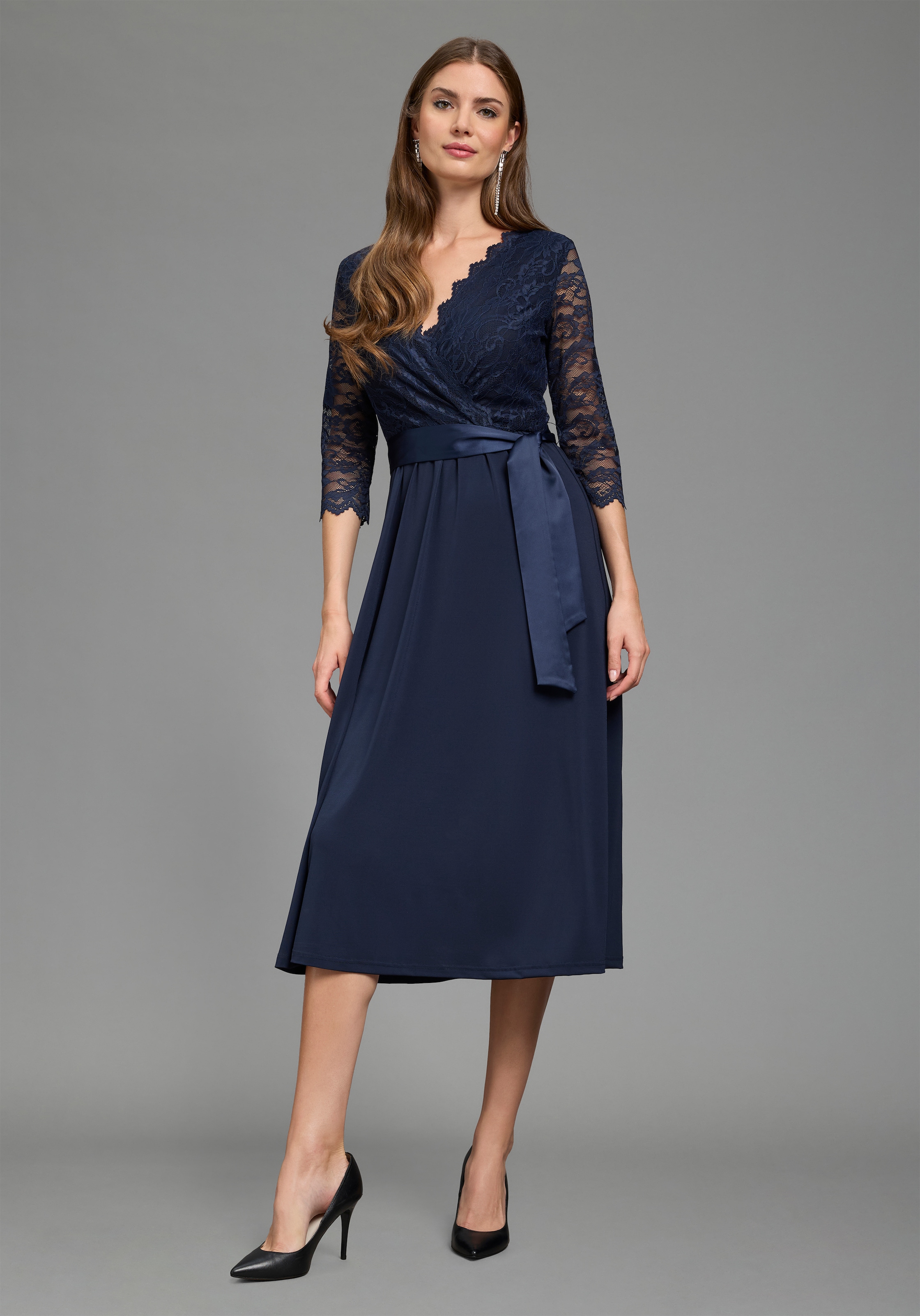 Laura Scott Abendkleid aus Jersey und Spitze, mit V-Ausschnitt in Wickeloptik