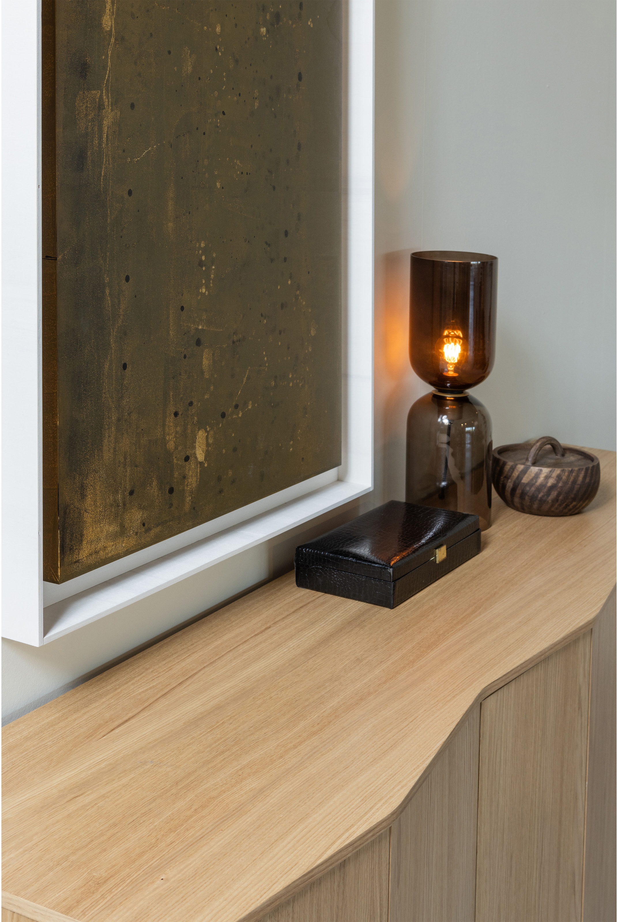 WOOOD Kommode Sideboard aus Eichenfurnier mit zeitlosem Design und Maserung