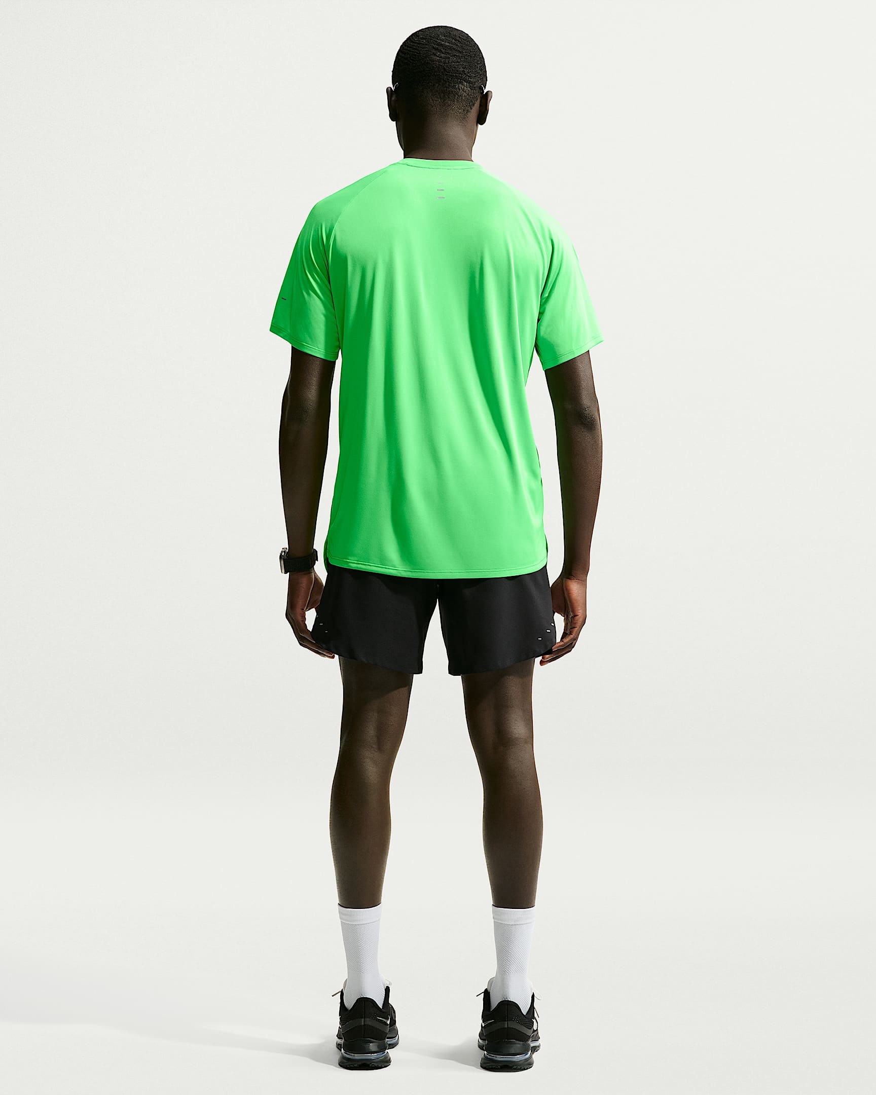 Nike Laufshirt »M NK DFADV STRIDE SS TOP« Kurzarm-Design, mit Rundhalsausschnitt, normale Länge, atmungsaktiv