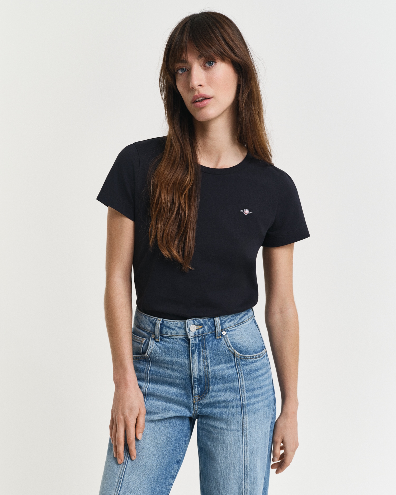 Gant T-Shirt »REG SHIELD KA T-SHIRT«, mit einer kleinen aufgestickten Wappen-Grafik auf der Brust