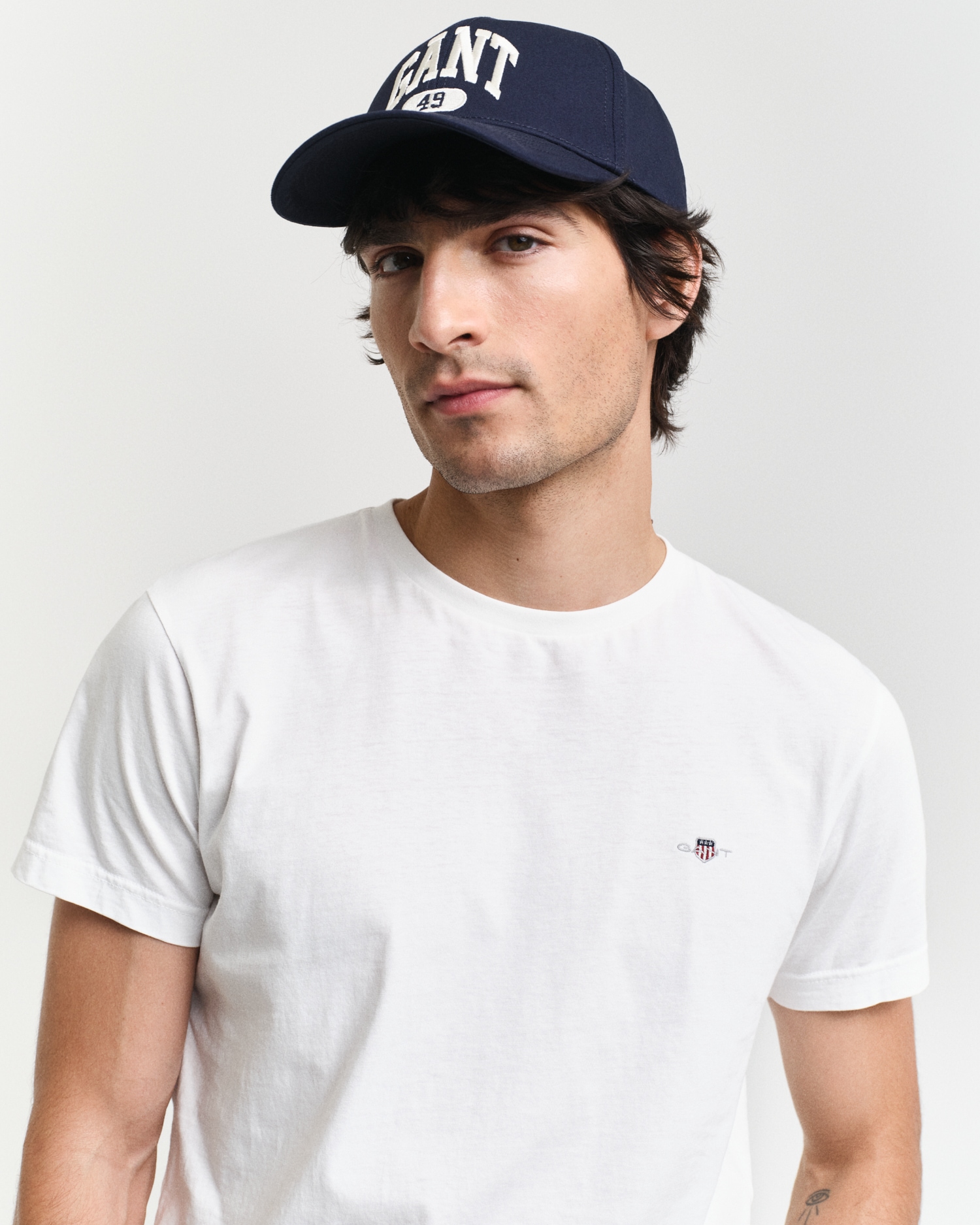 Gant T-Shirt »SLIM SHIELD SS T-SHIRT« mit Logostickerei auf der Brust