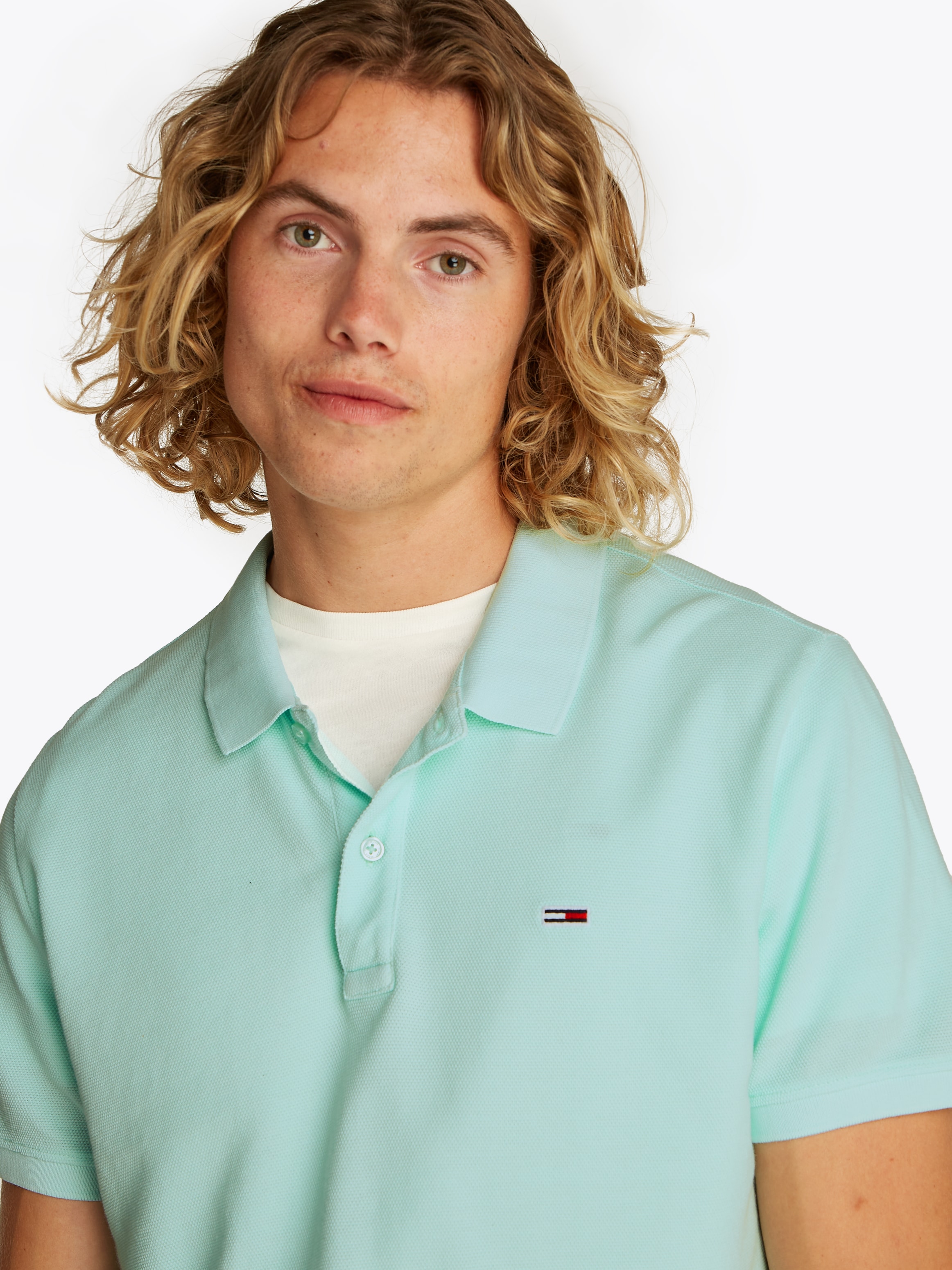 Tommy Jeans Poloshirt »TJM SLIM ESSENTIAL GD POLO SS«, mit Logostickerei