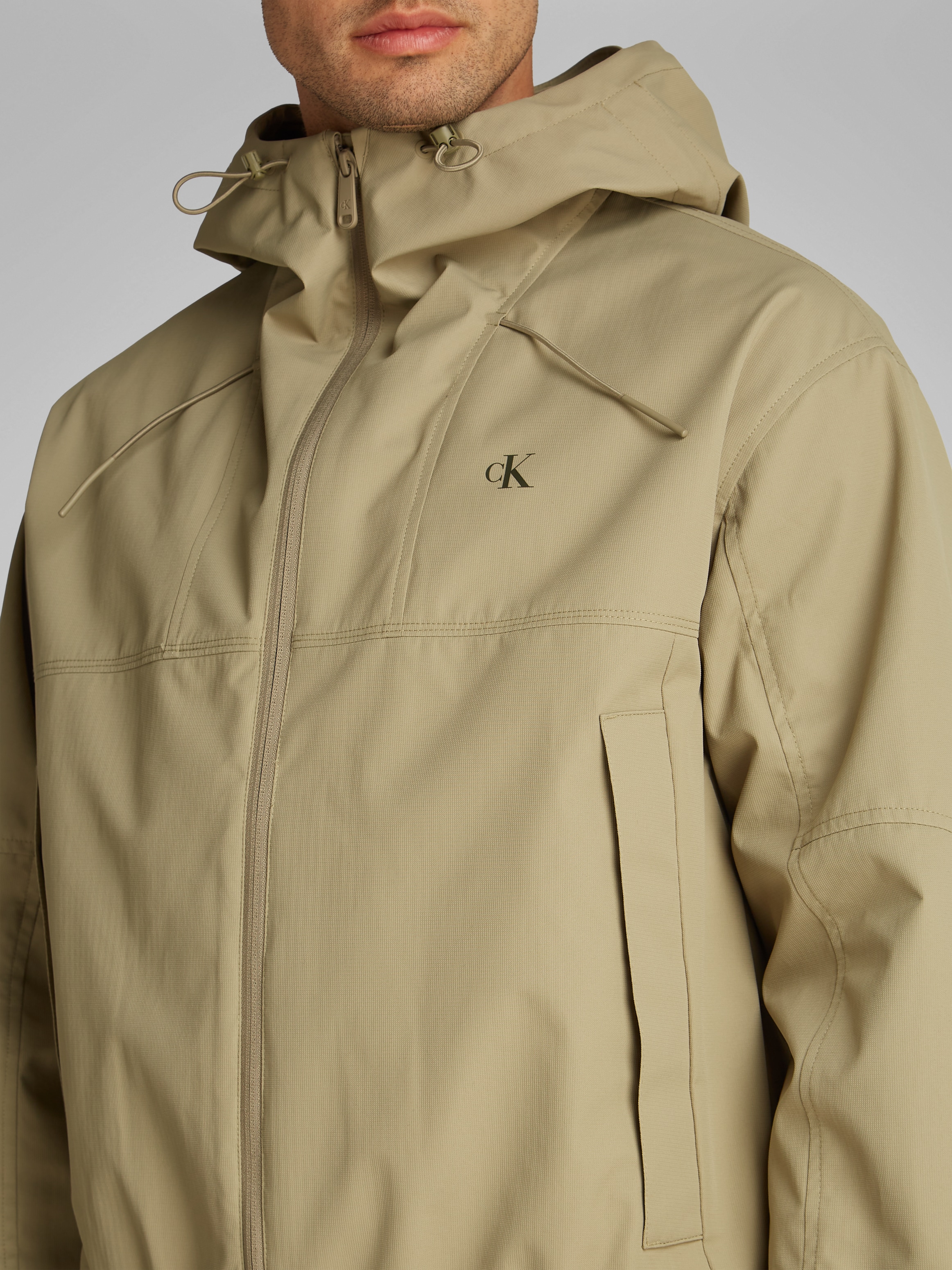 Calvin Klein Jeans Allwetterjacke »TECHNICAL JACKET«, mit Kapuze, Logodruck, Eingriffstaschen