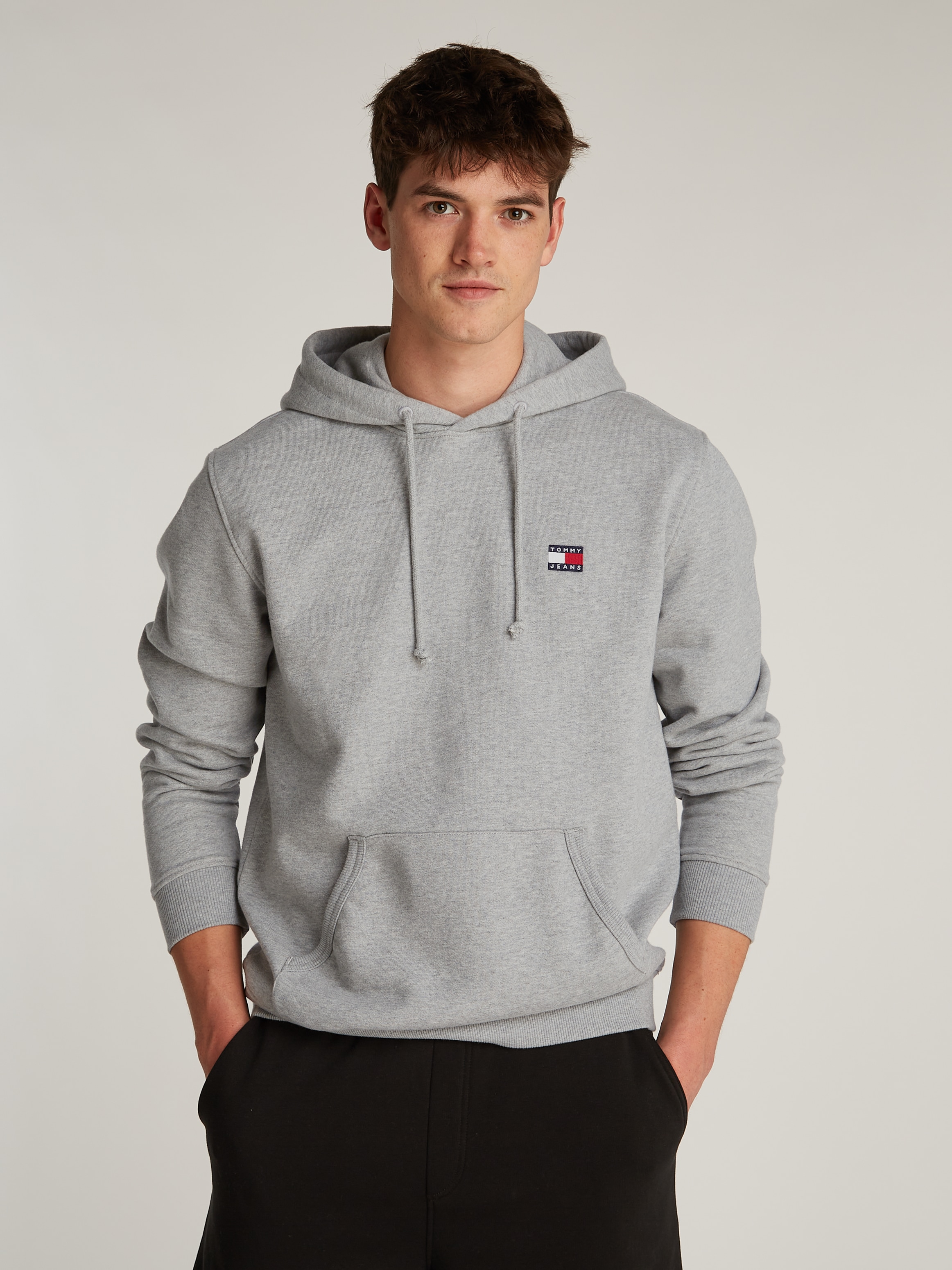 TOMMY JEANS Hoodie »TJM REG BADGE HOODIE EXT«, Mit Rundhalsausschnitt