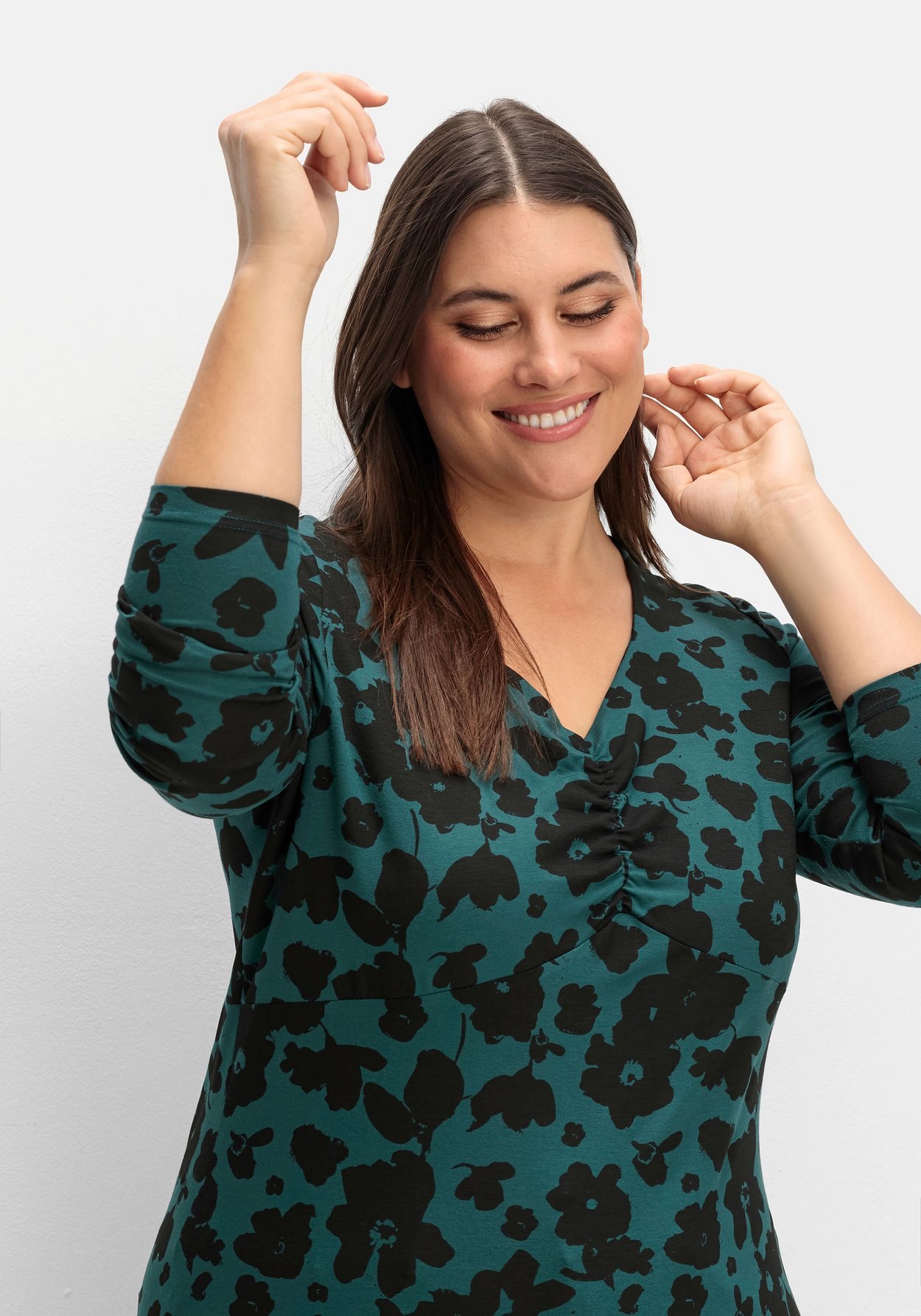 Sheego Langarmshirt »Langarmshirt mit Blumendruck und V-Ausschnitt«, mit Blumendruck und V-Ausschnitt