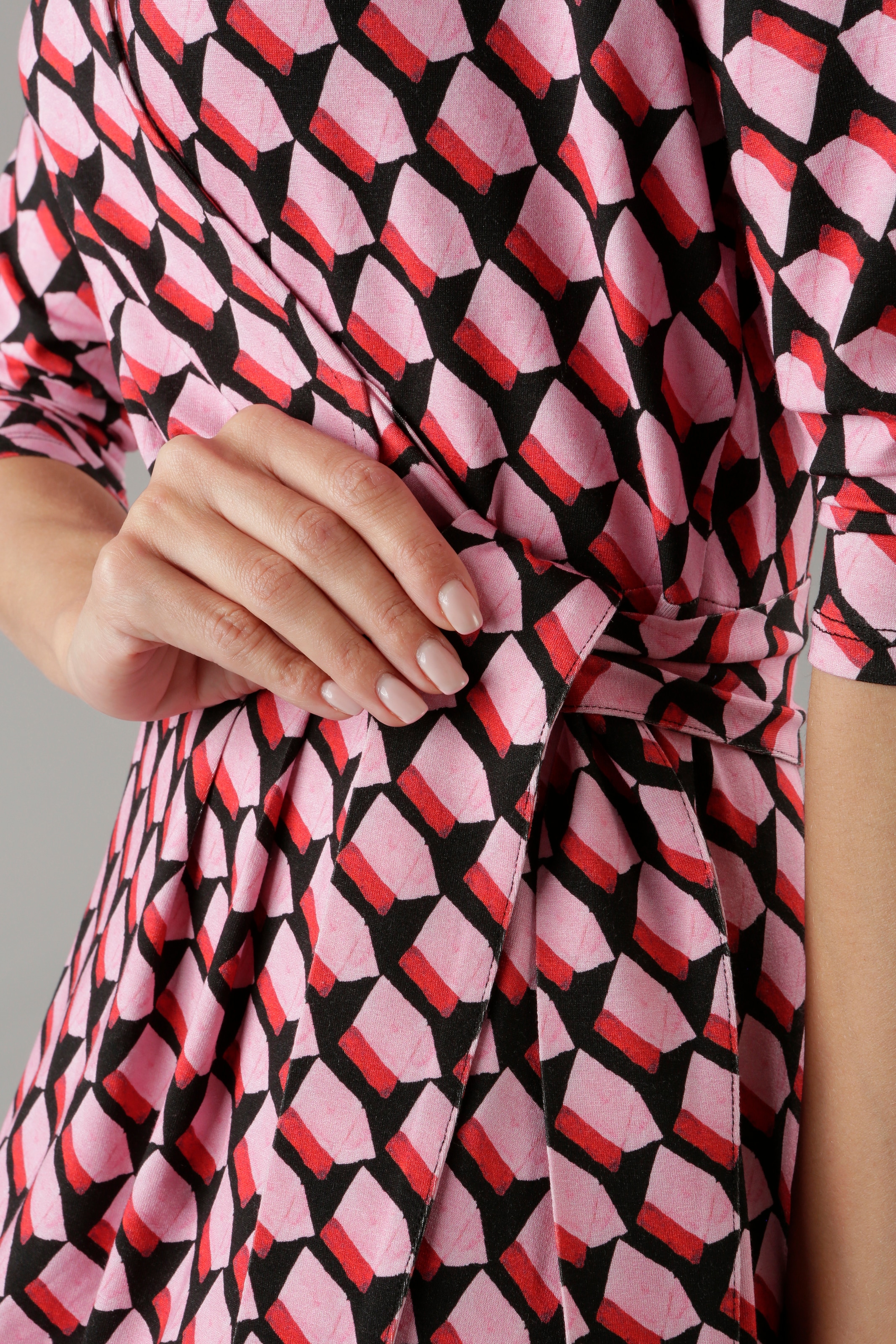 Aniston SELECTED Jerseykleid, OTTOversand in und Allover-Muster Ausschnitt bei mit Wickeloptik