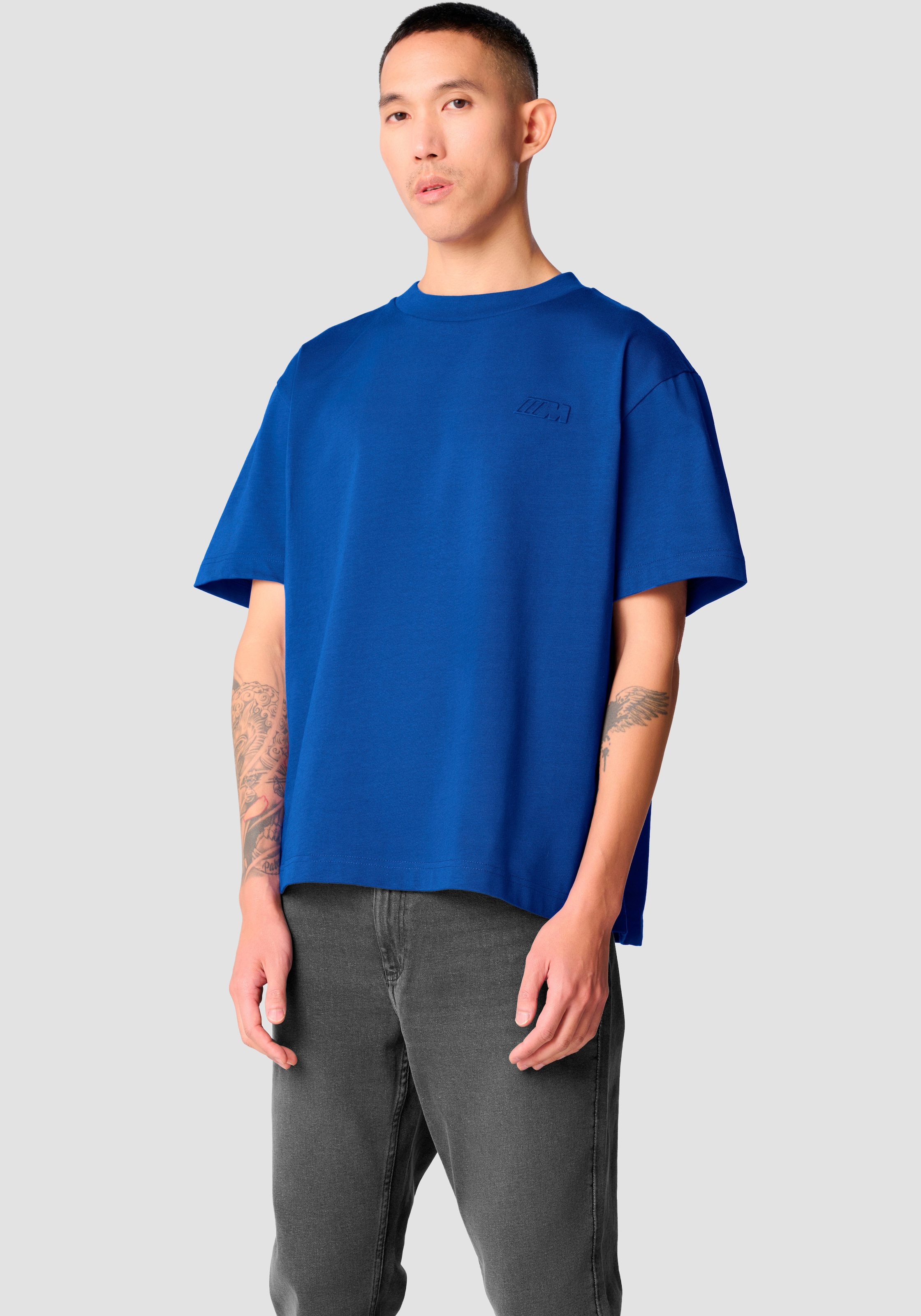 BMW T-Shirt mit Logostickerei auf Brusthöhe