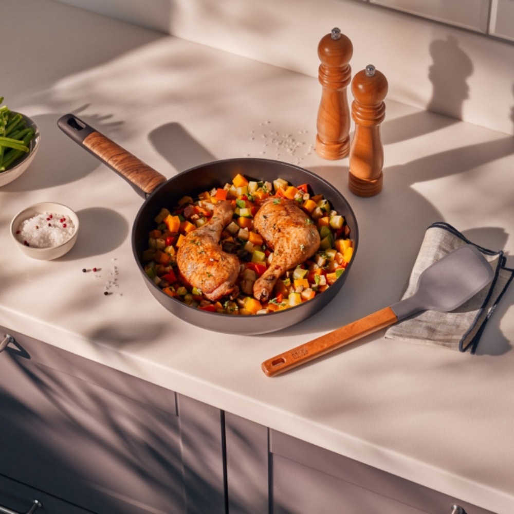 RESTO Kitchenware Bratpfanne »Mon, Universalpfanne antihaftbeschichtet und spülmaschinenfest«, Aluminium, (1 tlg.), mit verstärktem Boden und ergonomischem Griff in Holzoptik