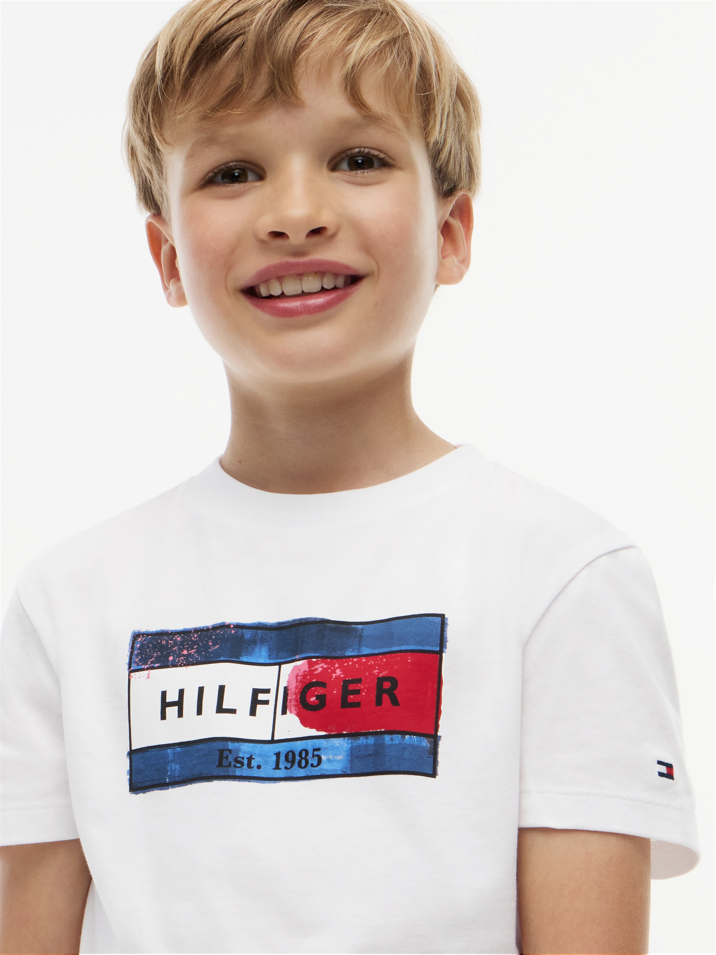 Tommy Hilfiger T-Shirt »HILFIGER FLAG GRAPHIC TEE« Rundhalsausschnitt, Regular Fit, Kinder bis 16 Jahre