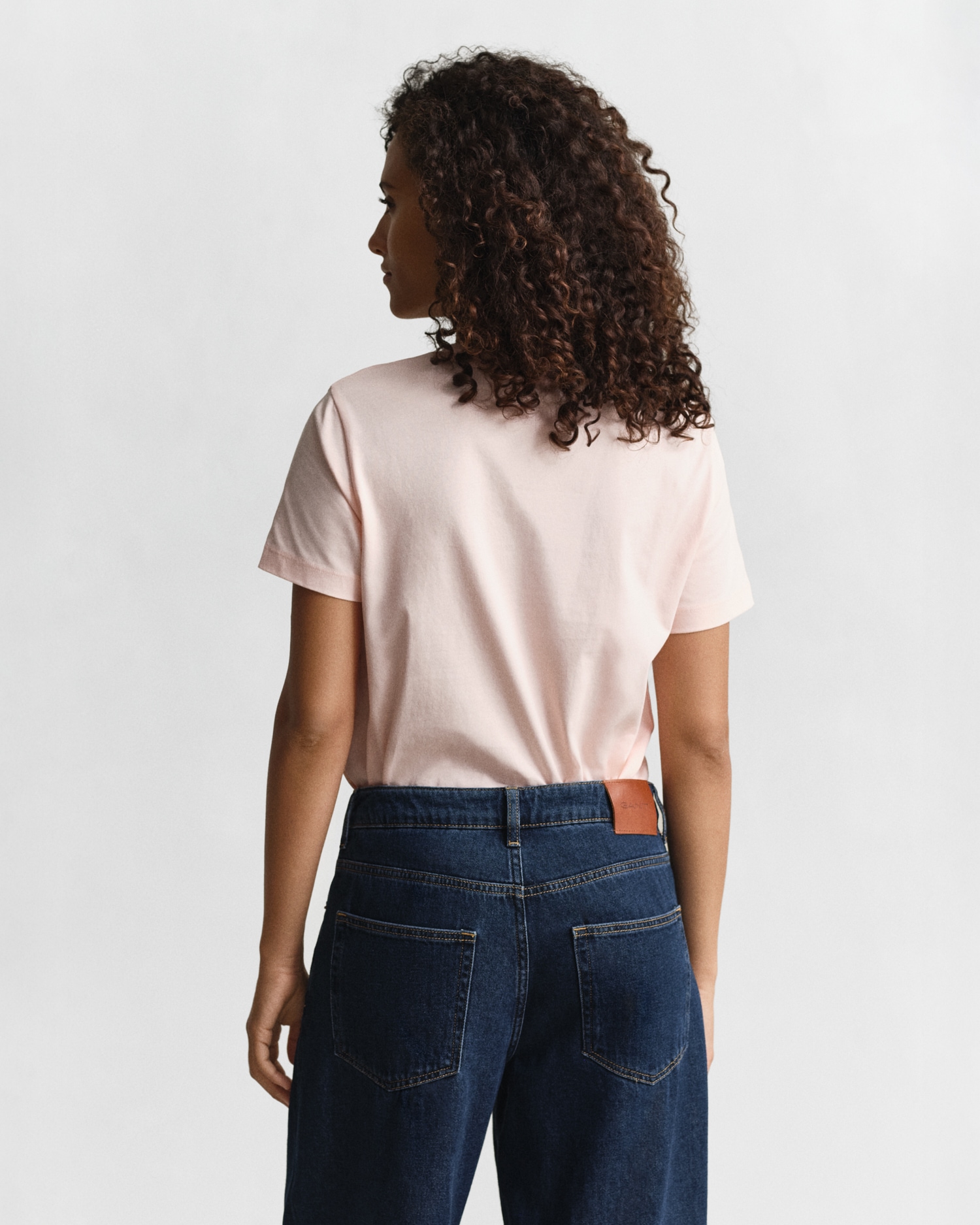 Gant T-Shirt »REG SHIELD KA T-SHIRT« mit einer kleinen aufgestickten Wappen-Grafik auf der Brust