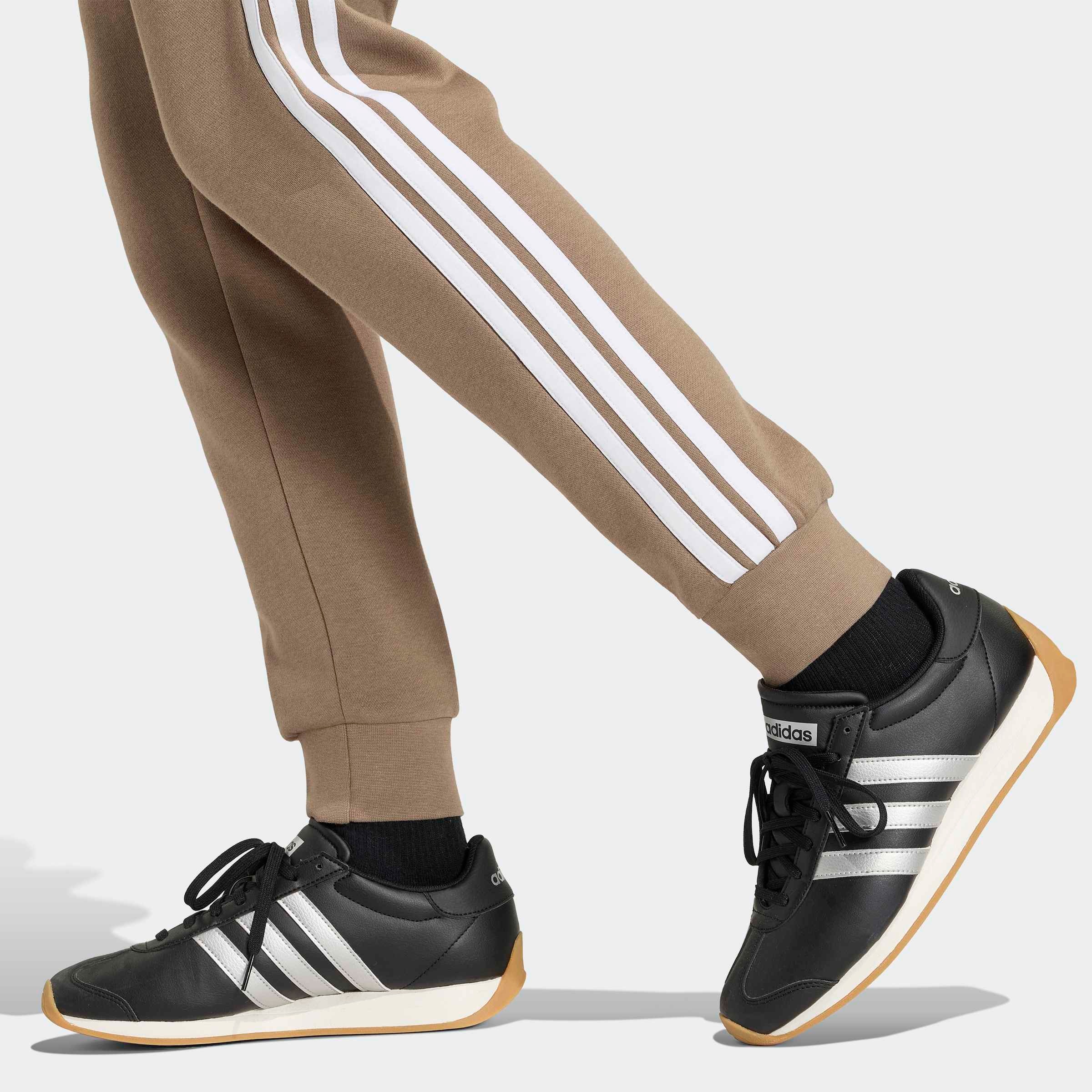 adidas Sportswear Sporthose »ESSENTIALS 3-STRIPES FLEECE SLIM JOGGERS«  schmal geschnitten, für vielseitige Aktivitäten, aus Baumwollmix