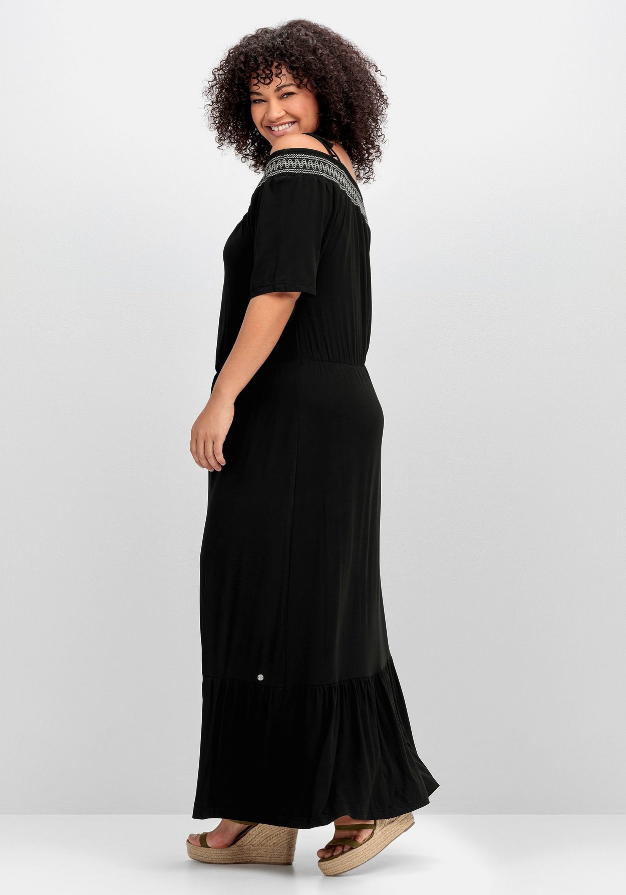 Sheego Strandkleid »Strandkleid mit Carmenausschnitt und Volants«