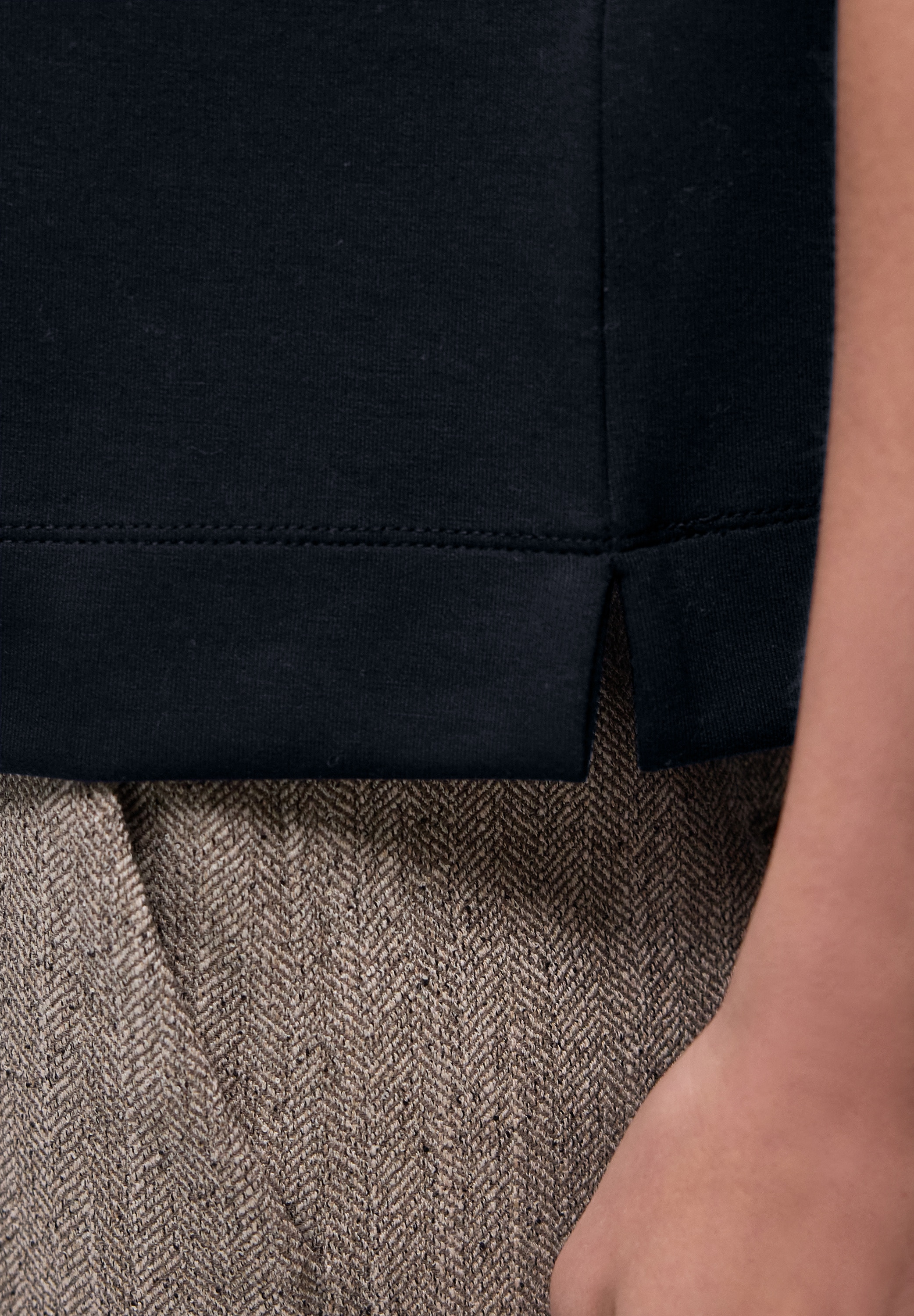 STREET ONE Rundhalsshirt mit Kontrastdetail am Rundhalsausschnitt