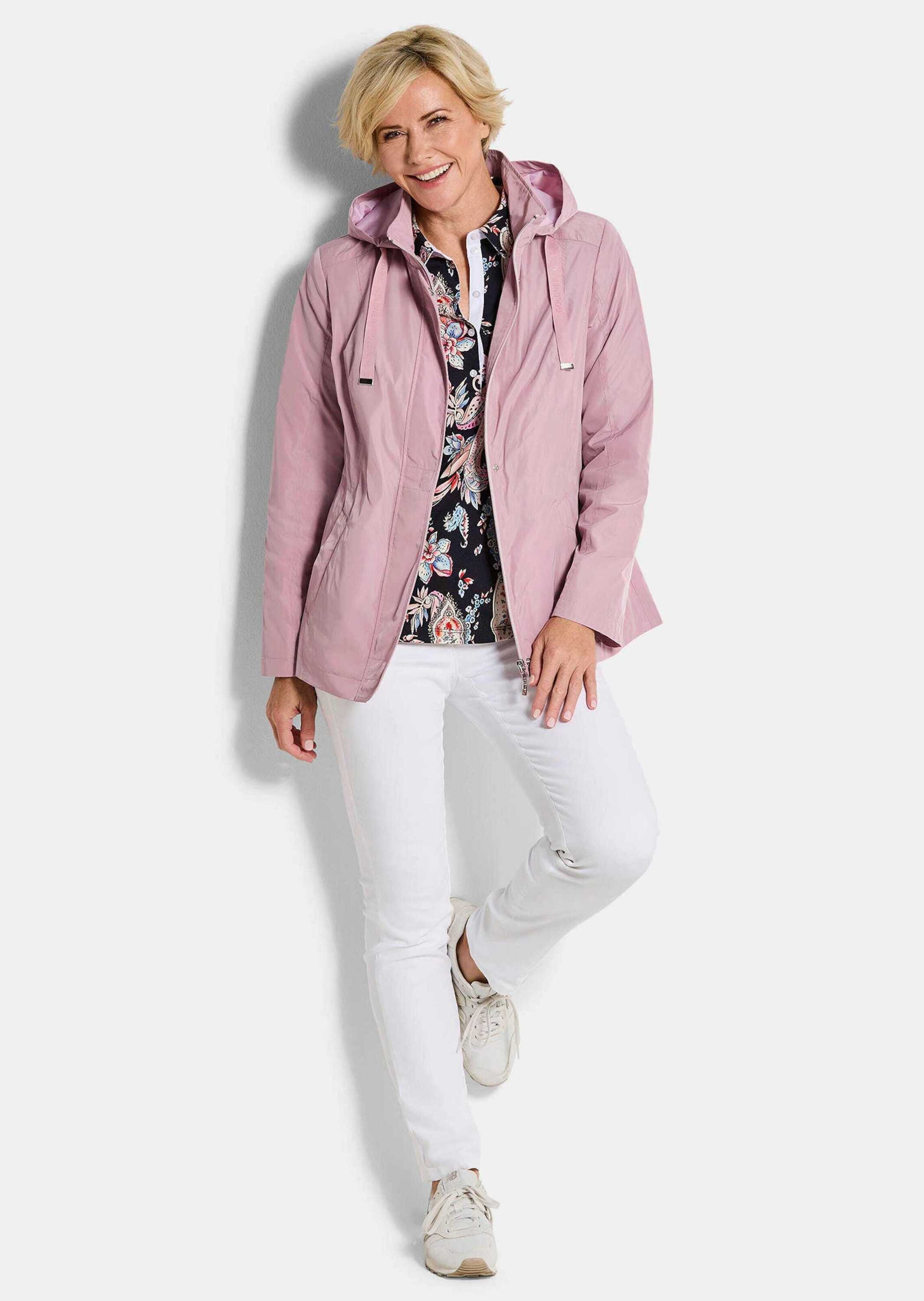GOLDNER Kurzjacke »Kurzgröße Outdoor-Jacke mit Kapuze« Ziersteppungen an Schulter und verdeckter Leiste