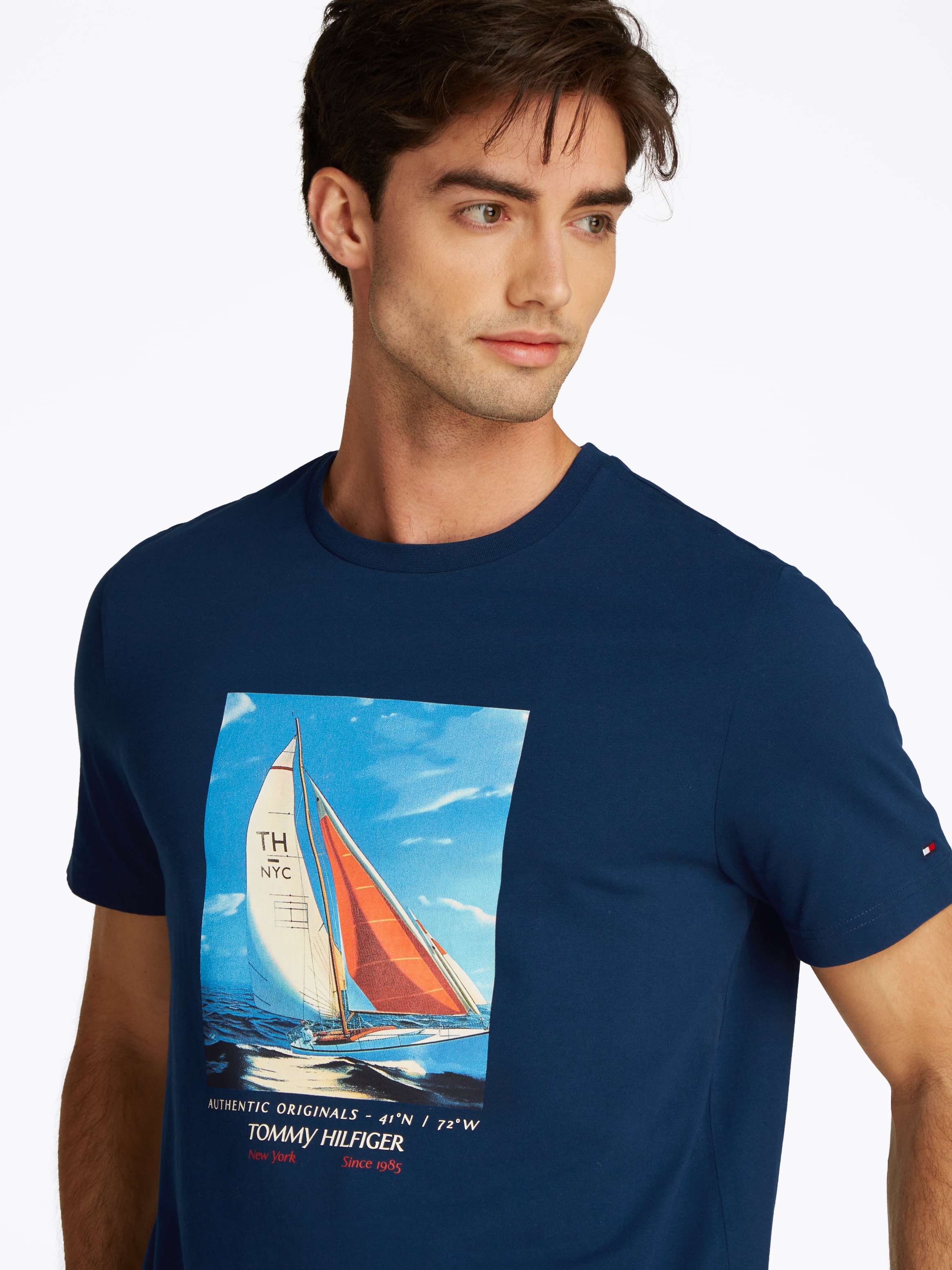 Tommy Hilfiger T-Shirt »HILFIGER COLOR PHOTO PRINT TEE«, mit modischem Print