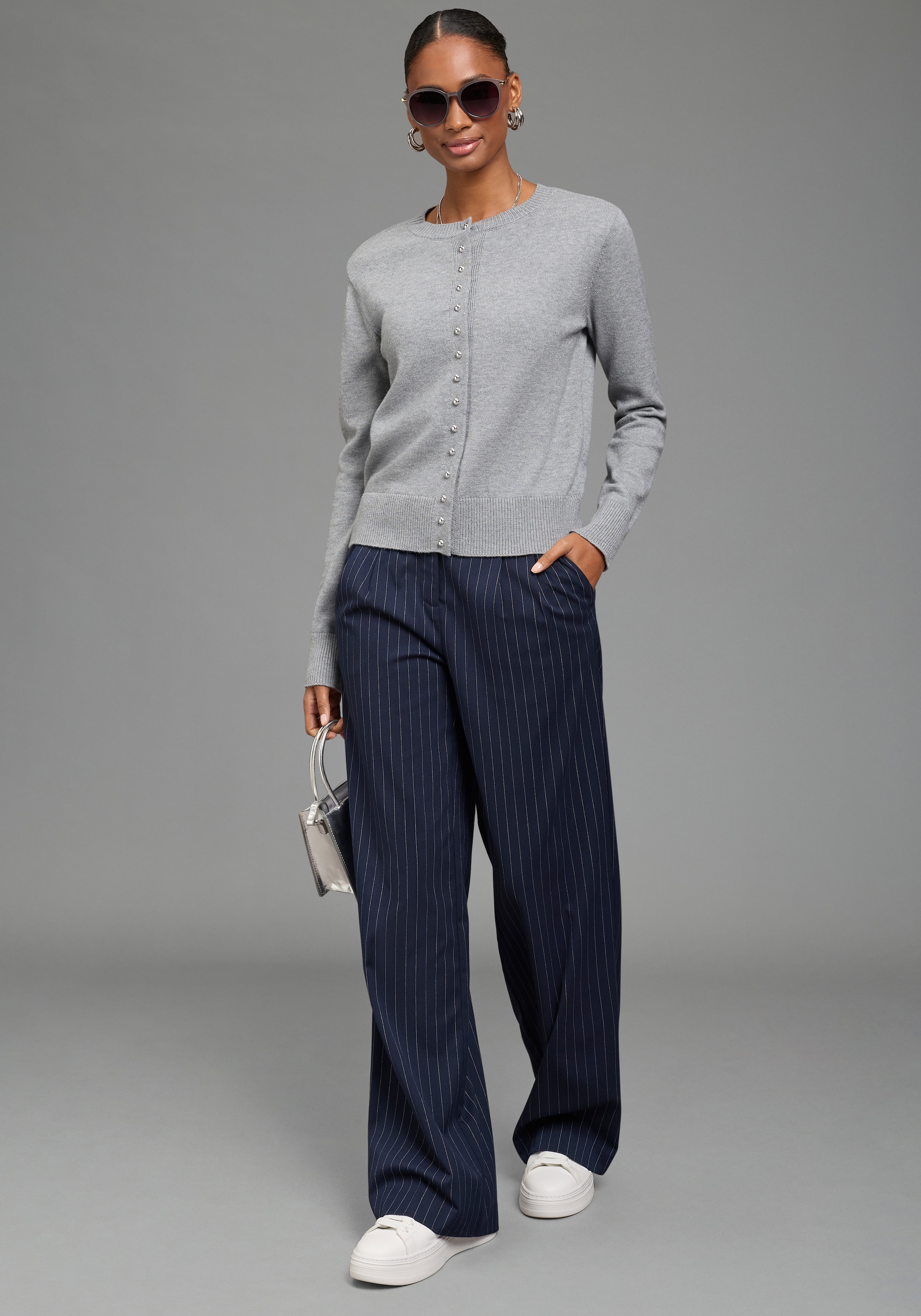Bruno Banani Cardigan »mit markanten Knöpfen« figurbetonte Passform, hüftlange Schnittform, mit Rundhalsausschnitt